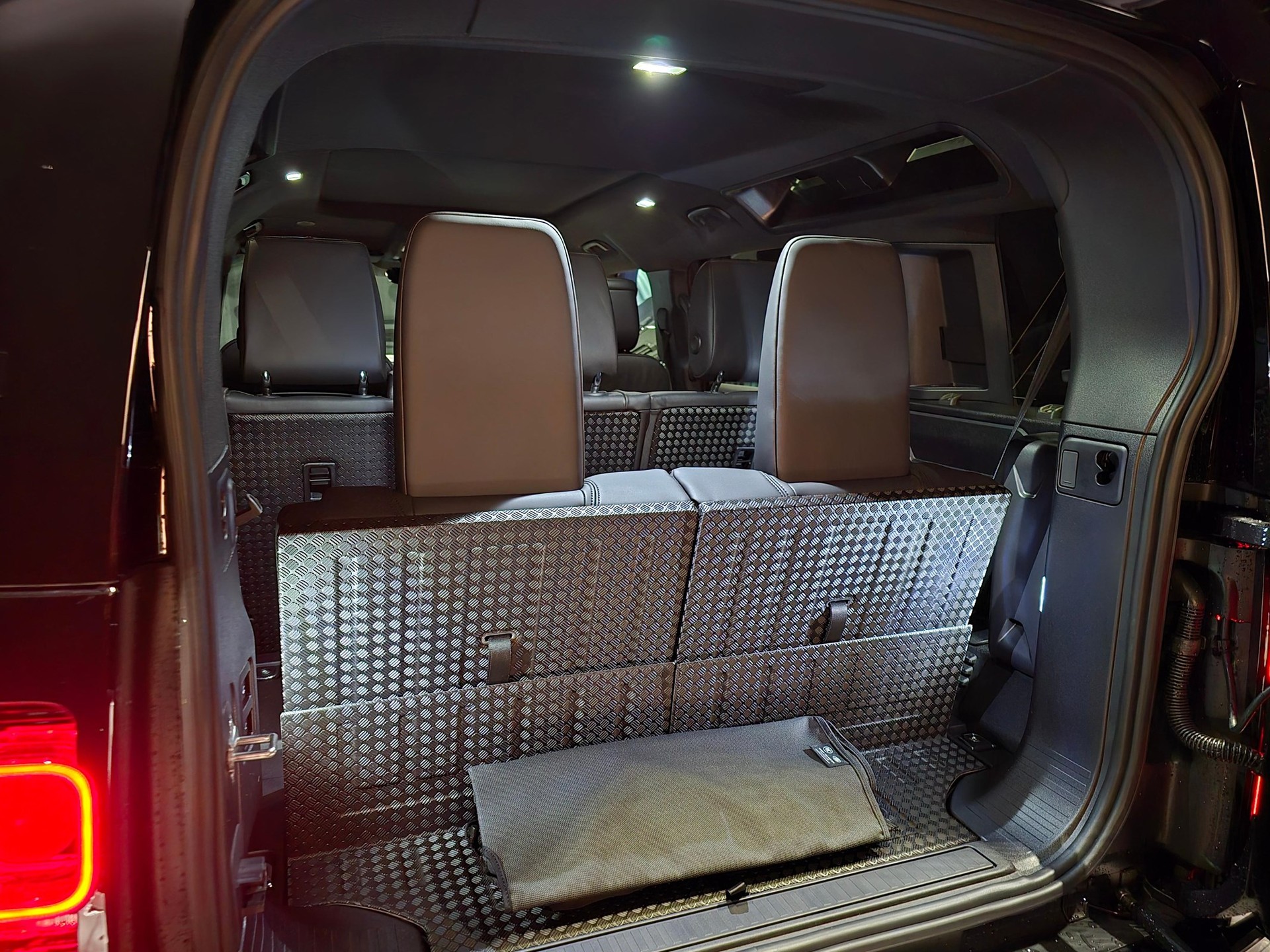 LAND ROVER Defender 110 3.0 D I6 300 X-Dynamic HSE-image-13