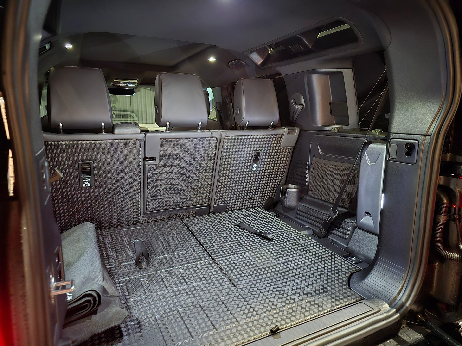 LAND ROVER Defender 110 3.0 D I6 300 X-Dynamic HSE-image-14