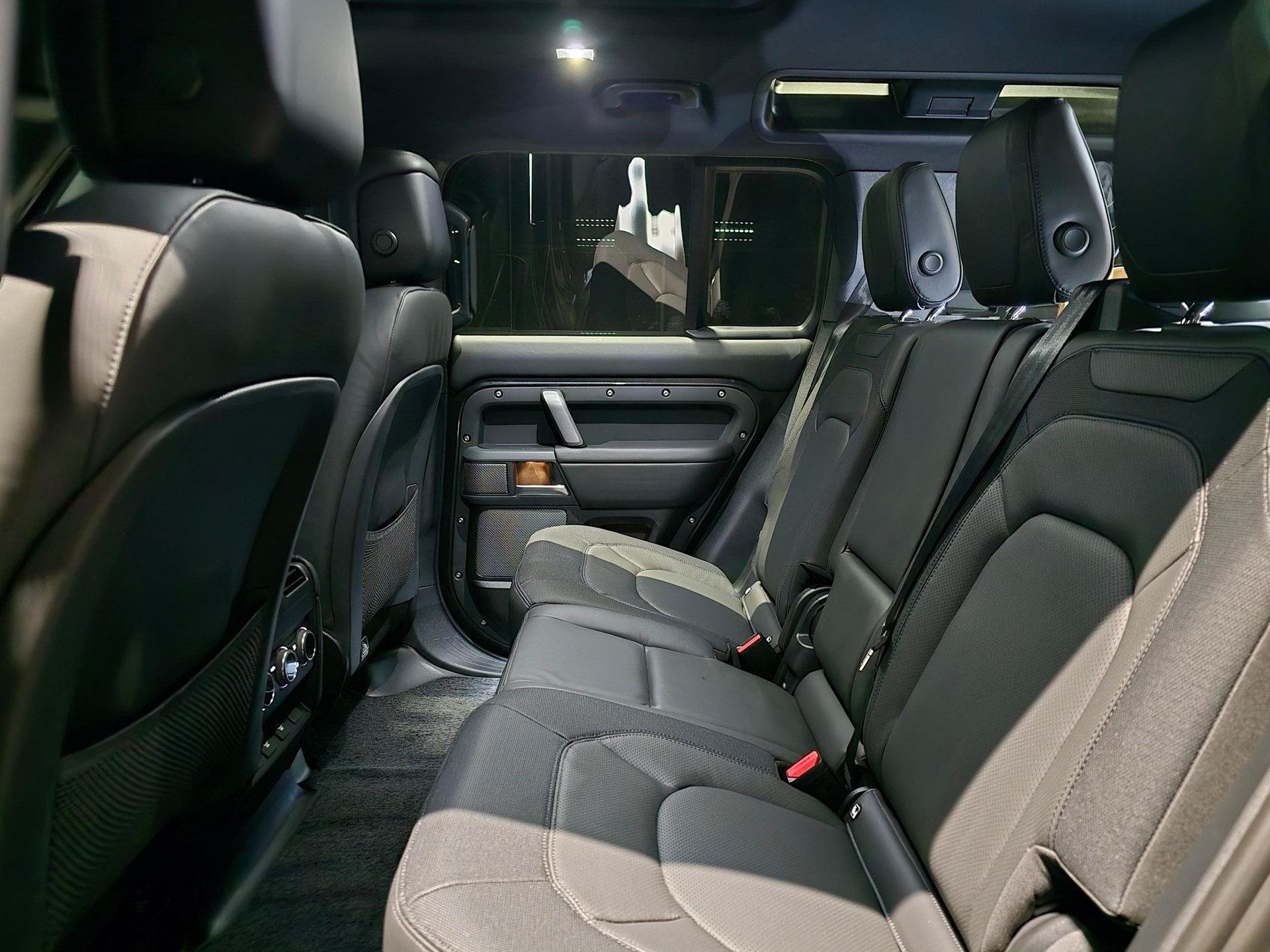 LAND ROVER Defender 110 3.0 D I6 300 X-Dynamic HSE-image-15