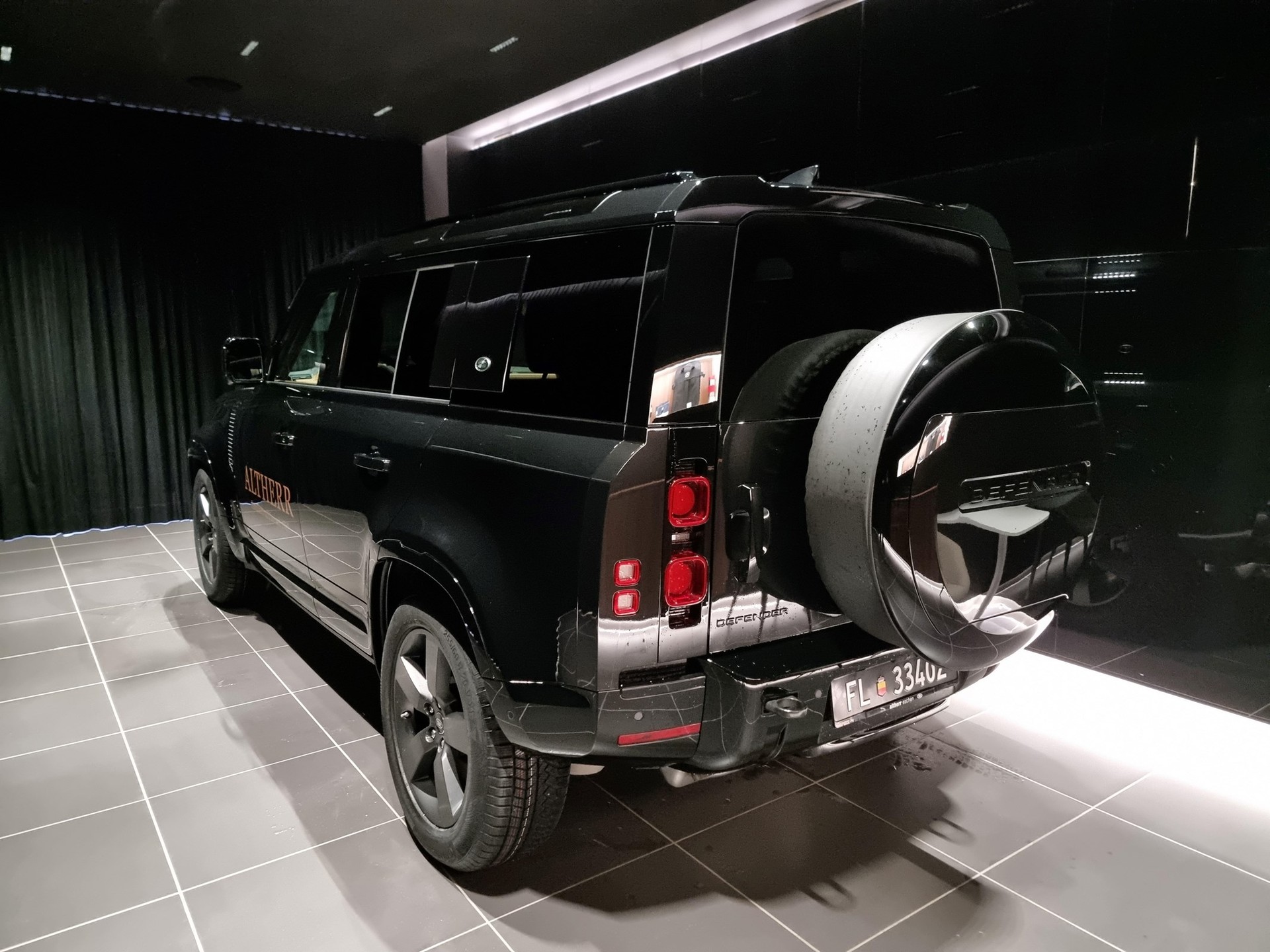 LAND ROVER Defender 110 3.0 D I6 300 X-Dynamic HSE-showroom-element-2