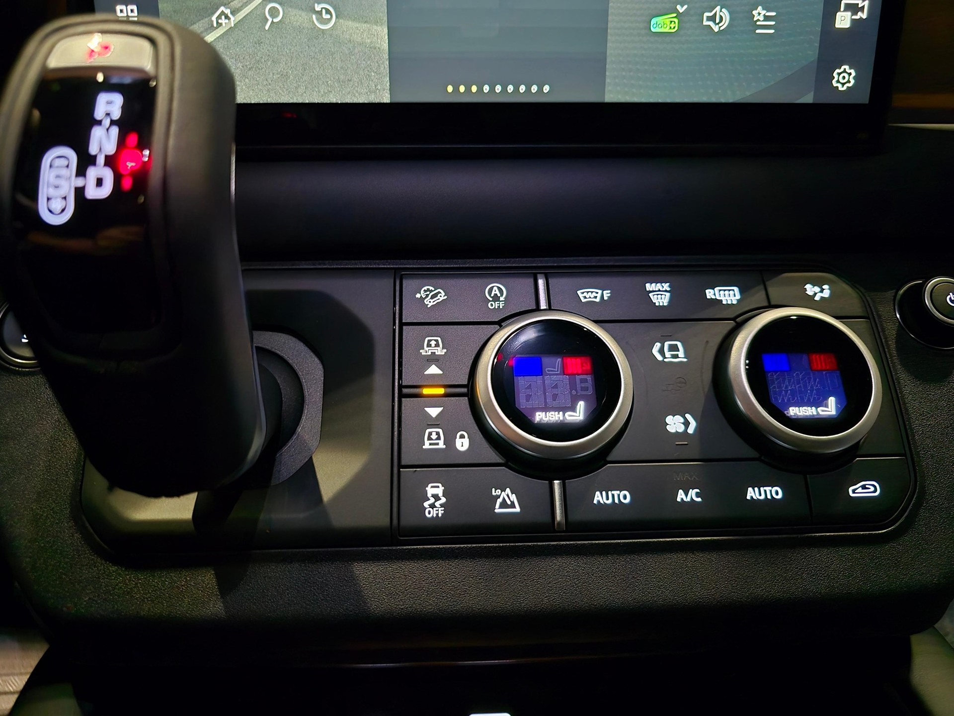 LAND ROVER Defender 110 3.0 D I6 300 X-Dynamic HSE-image-21