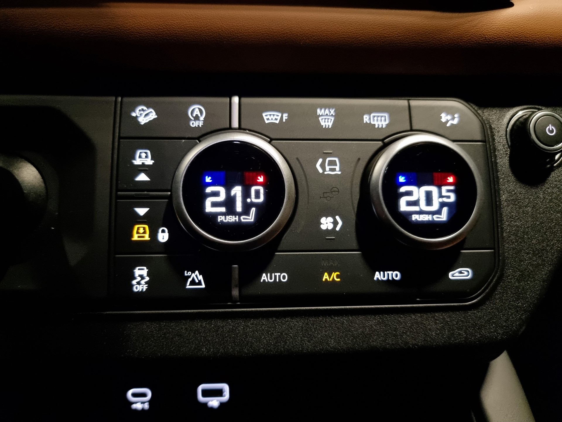 LAND ROVER Defender 110 3.0 D I6 300 X-Dynamic HSE-showroom-element-3