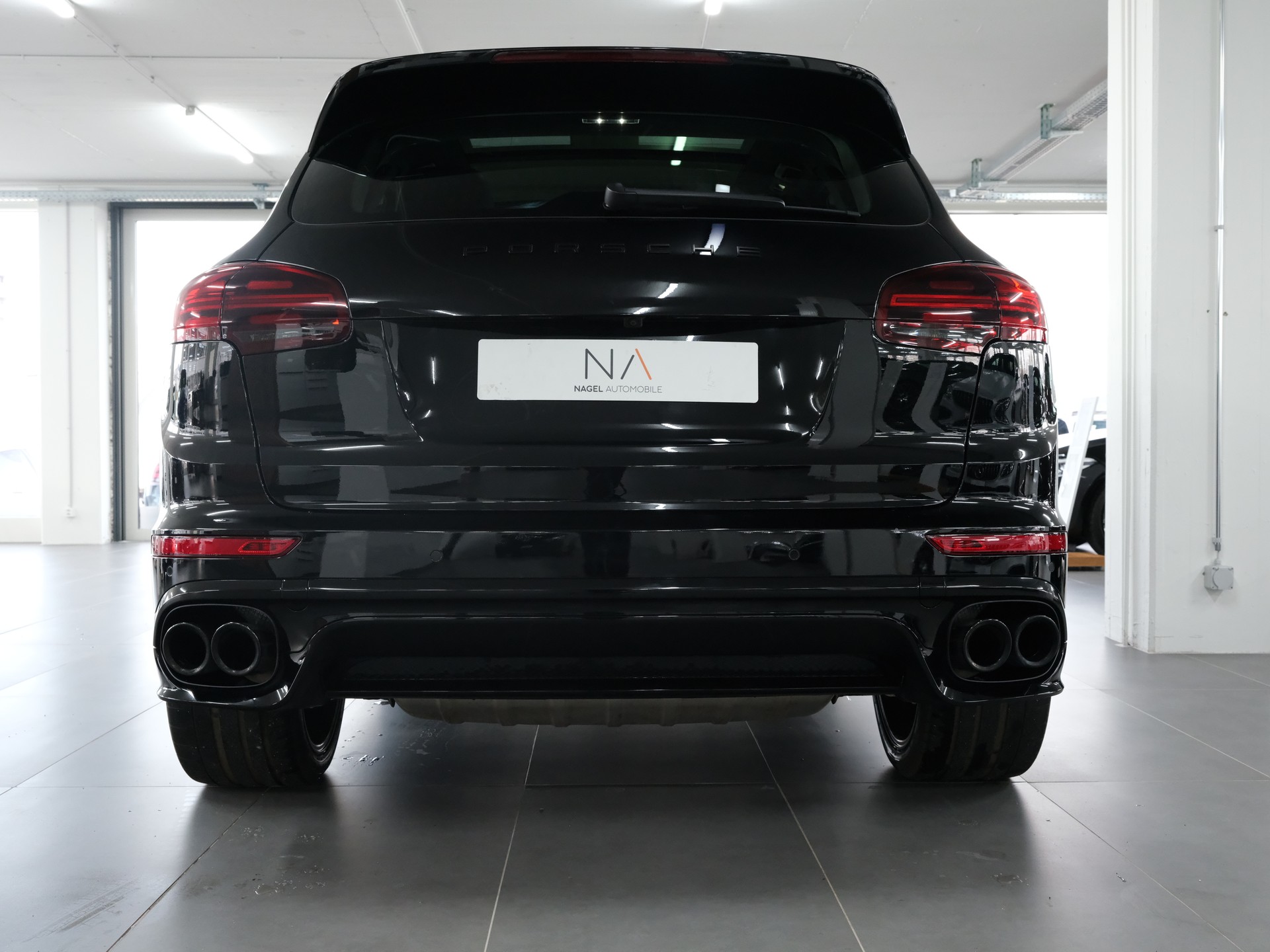 PORSCHE Cayenne S E-Hybrid-showroom-element-3