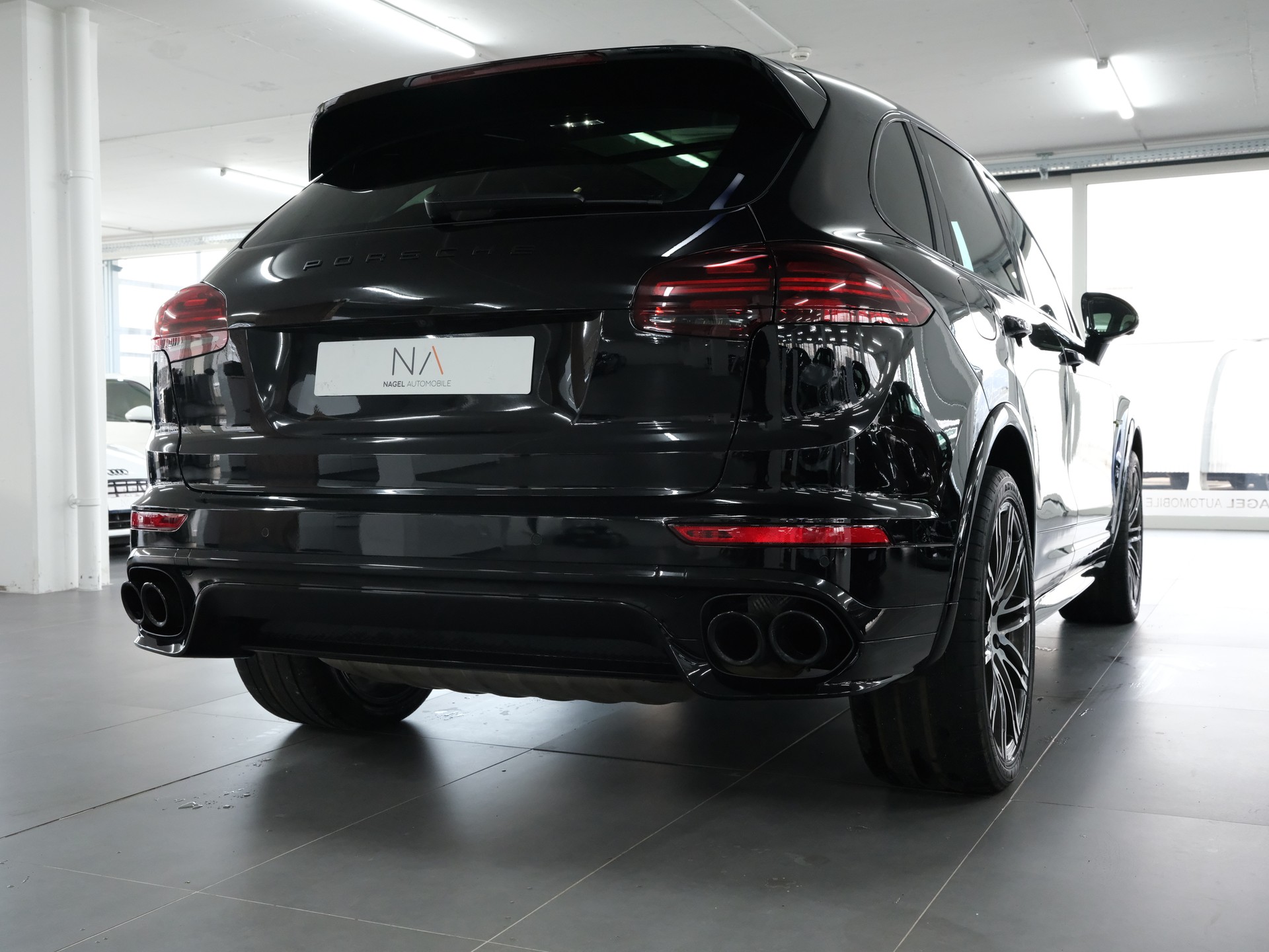 PORSCHE Cayenne S E-Hybrid-showroom-element-2