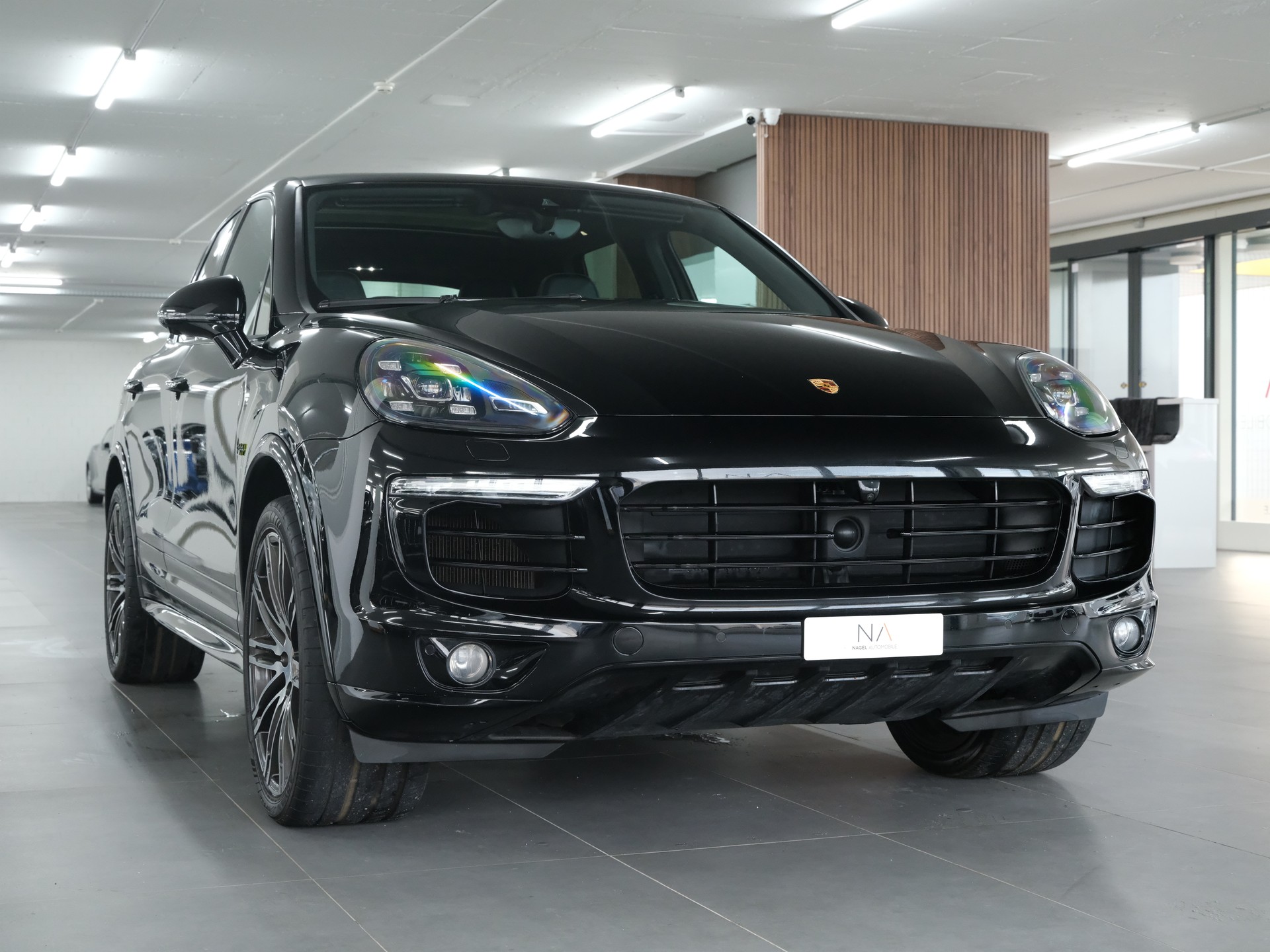 PORSCHE Cayenne S E-Hybrid-showroom-element-1