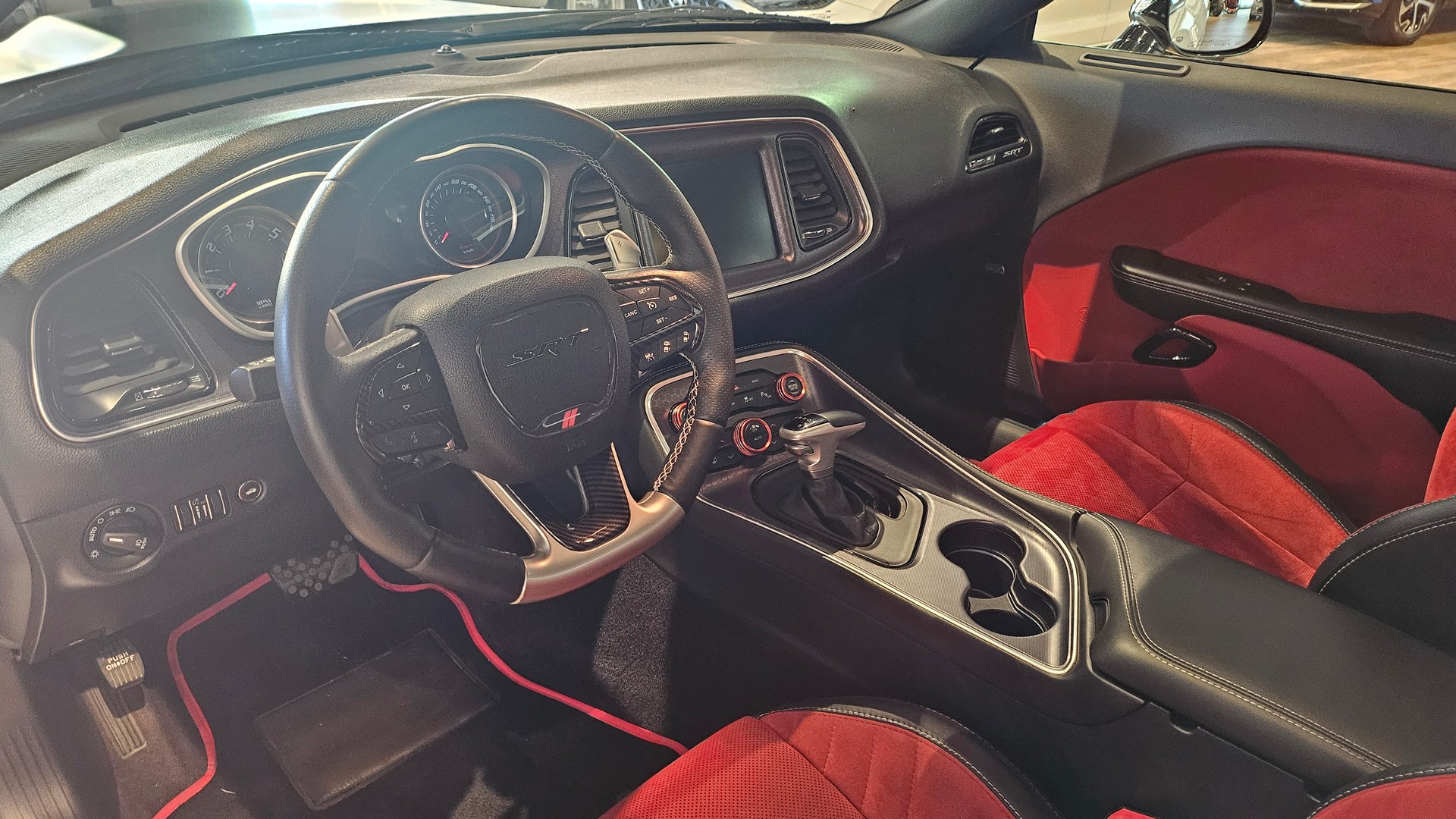DODGE Challenger SRT 392 6.4 V8 Hemi-image-20