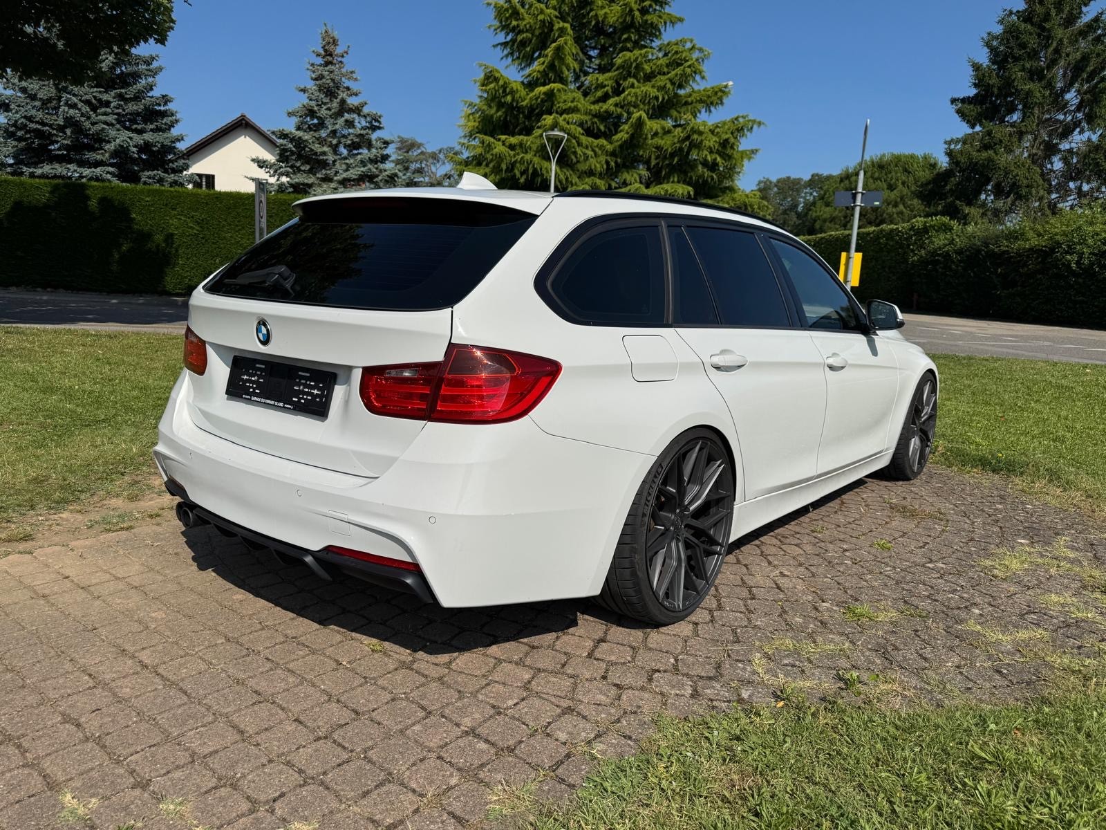 BMW 330d xDrive Touring Luxury Line Steptronic-showroom-element-2