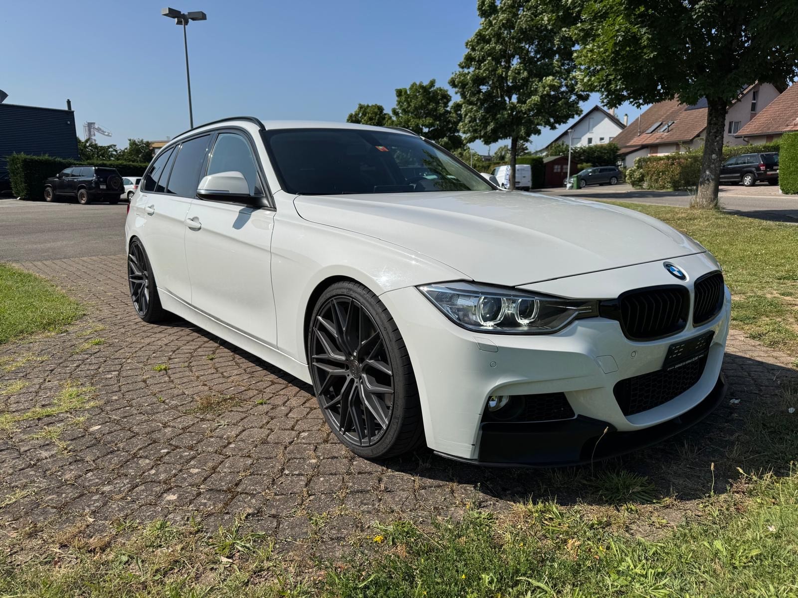 BMW 330d xDrive Touring Luxury Line Steptronic-showroom-element-1