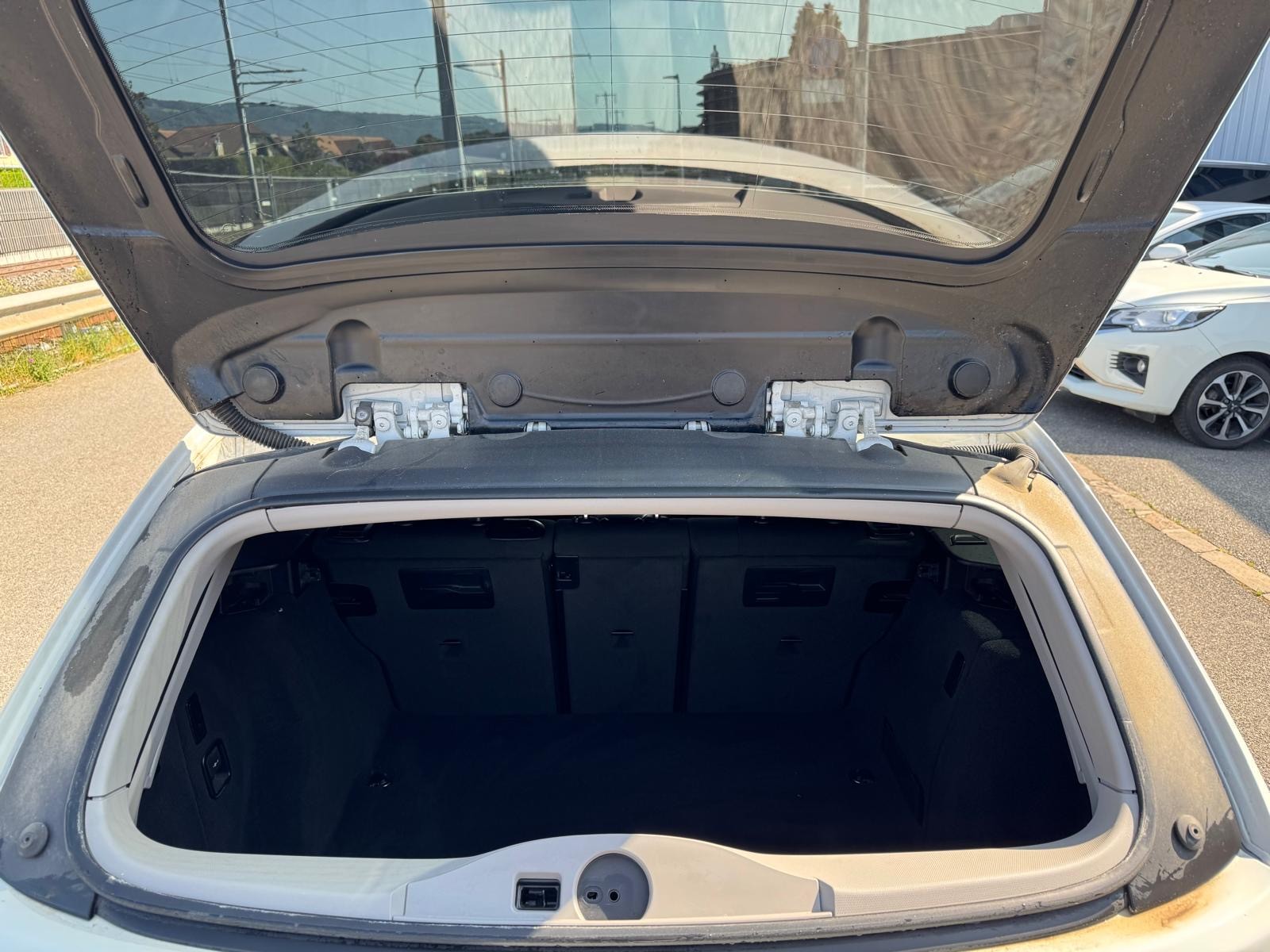 BMW 330d xDrive Touring Luxury Line Steptronic-image-12