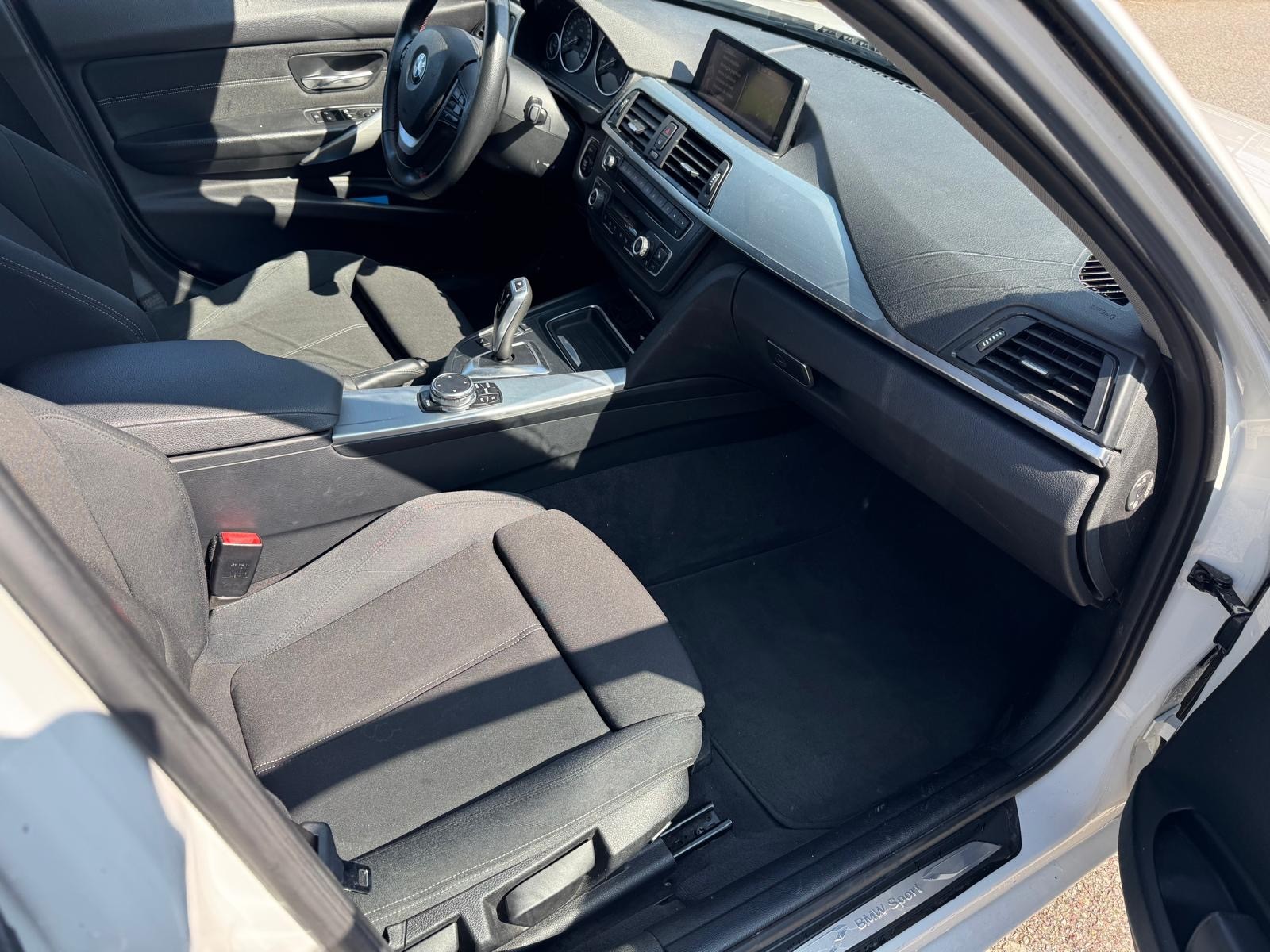 BMW 330d xDrive Touring Luxury Line Steptronic-image-11