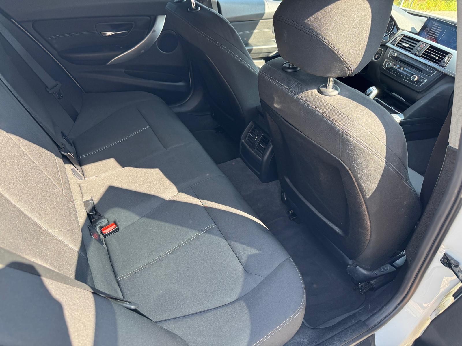 BMW 330d xDrive Touring Luxury Line Steptronic-image-5