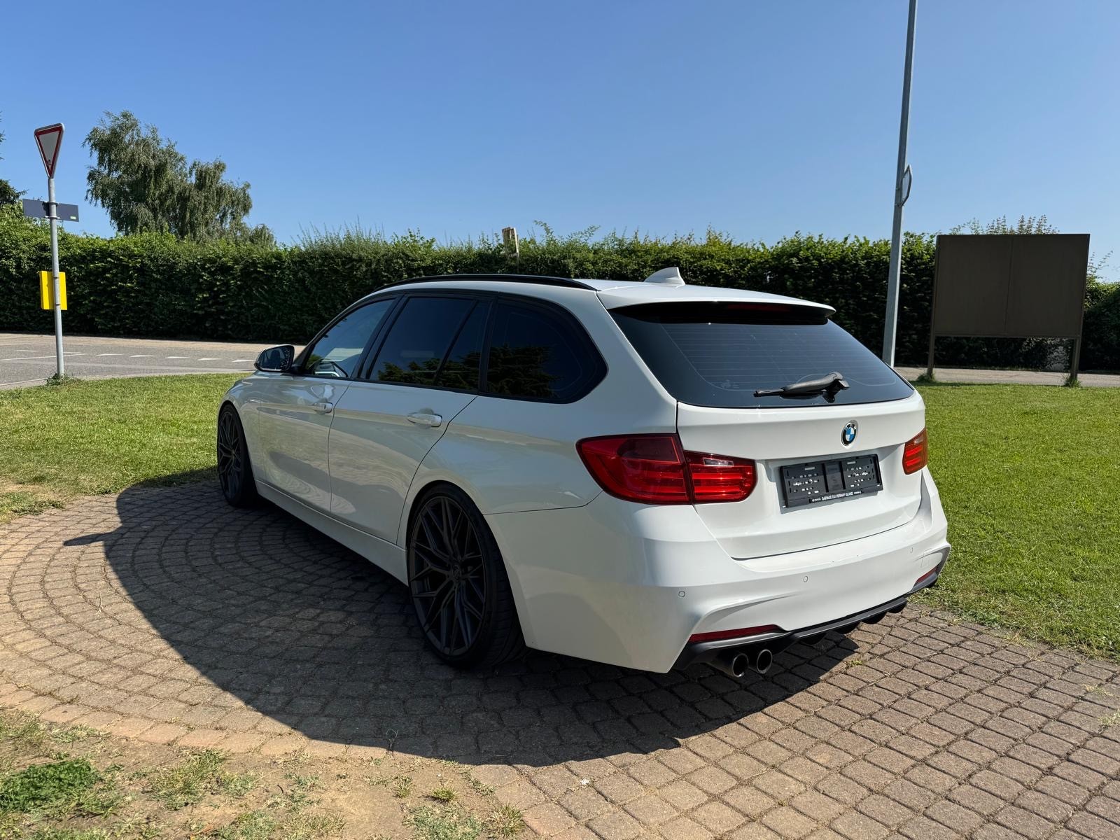 BMW 330d xDrive Touring Luxury Line Steptronic-showroom-element-3