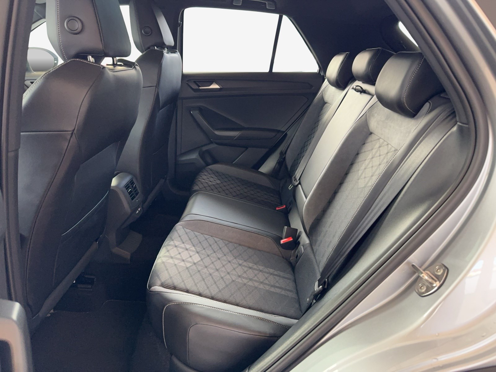 VW T-Roc 2.0 TSI R-Line DSG 4Motion-image-11