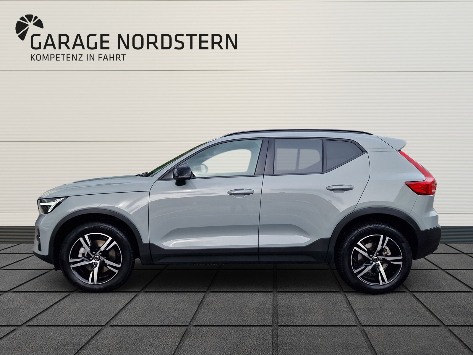 VOLVO XC40 2.0 B3 MH Plus Dark-showroom-element-1