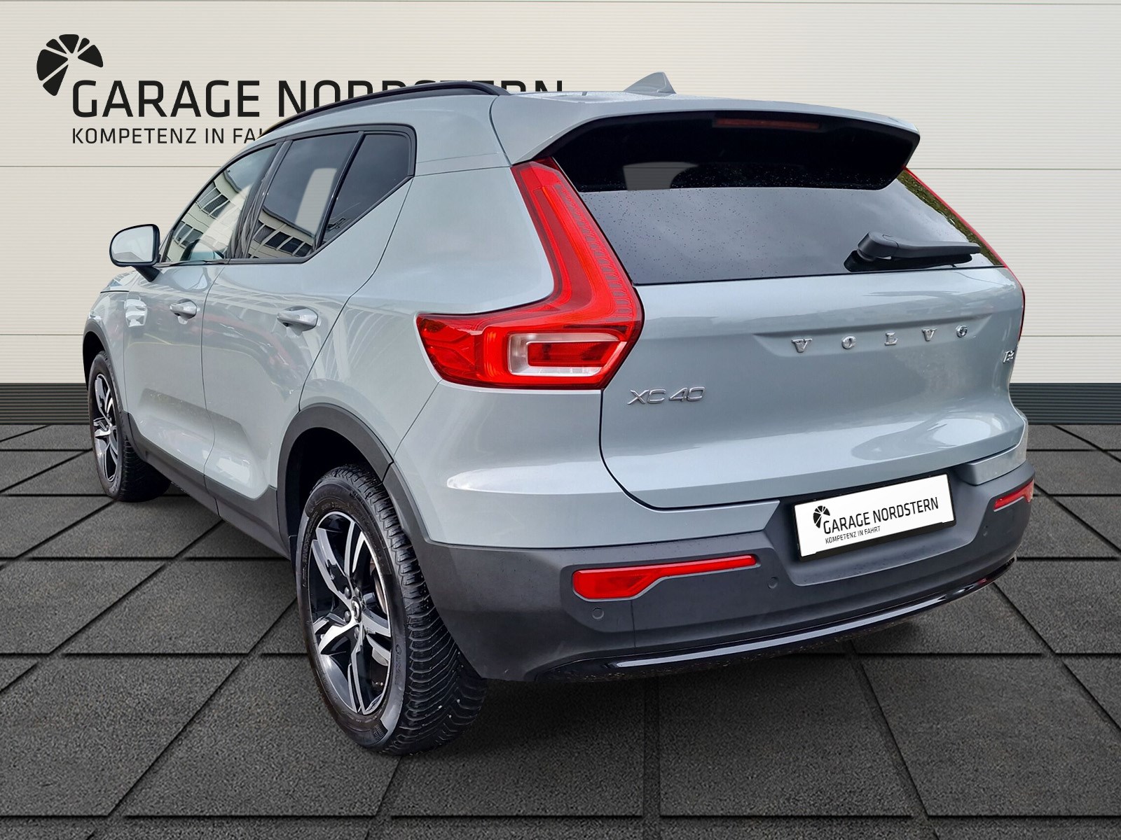 VOLVO XC40 2.0 B3 MH Plus Dark-showroom-element-2