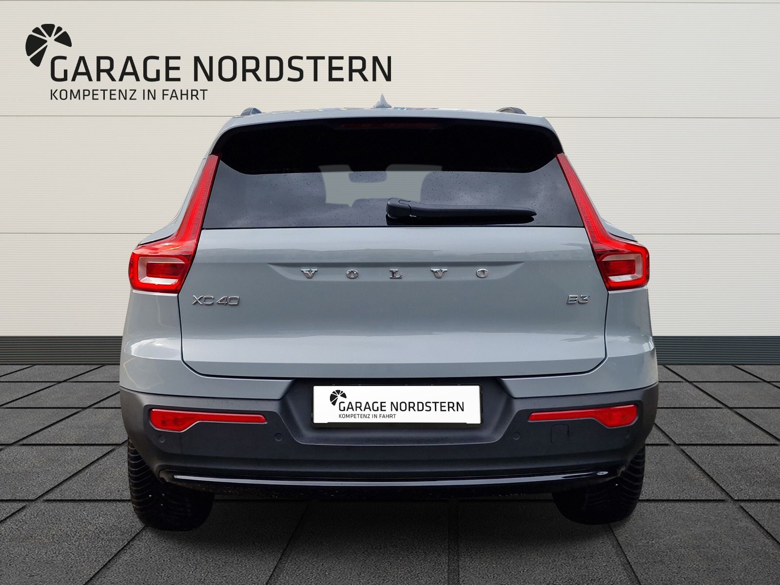 VOLVO XC40 2.0 B3 MH Plus Dark-showroom-element-3