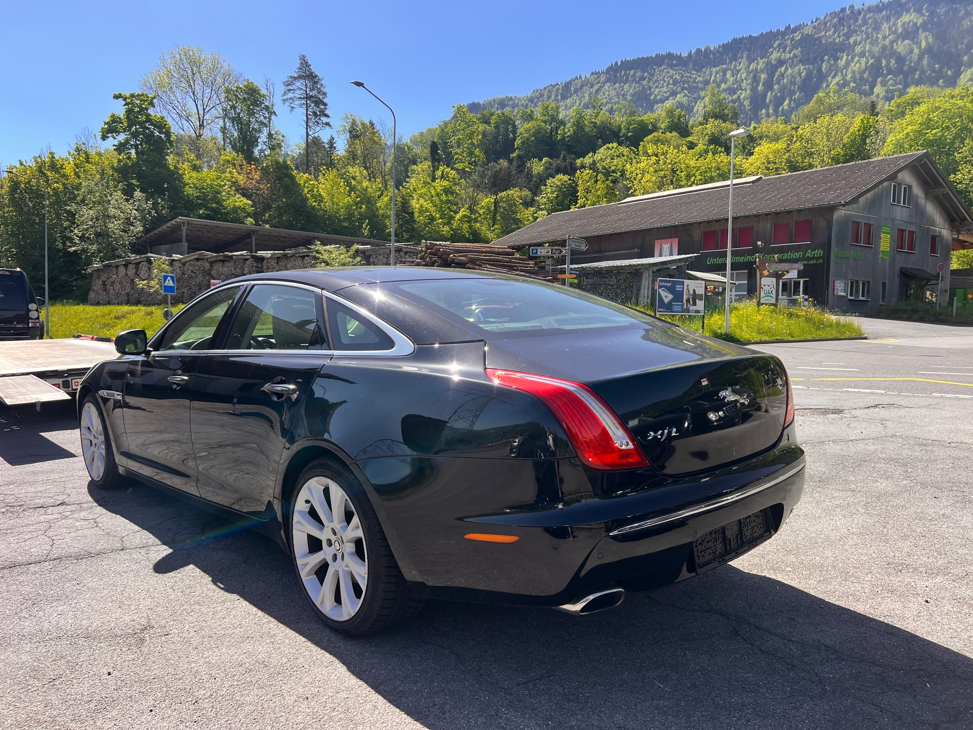 JAGUAR XJ LWB 5.0 V8 Portfolio Automatic-showroom-element-2