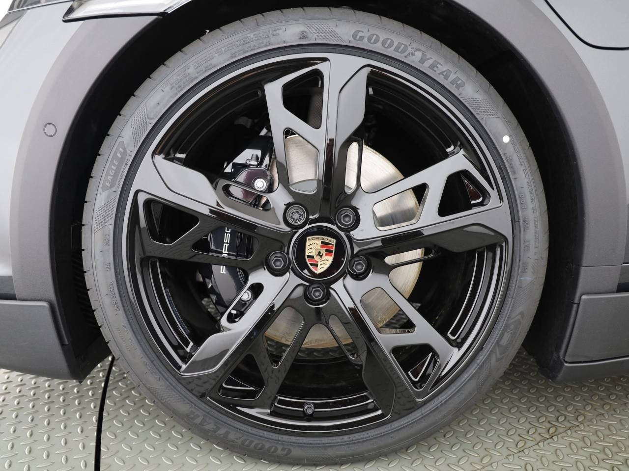 PORSCHE TAYCAN 4 Cross Turismo-showroom-element-3