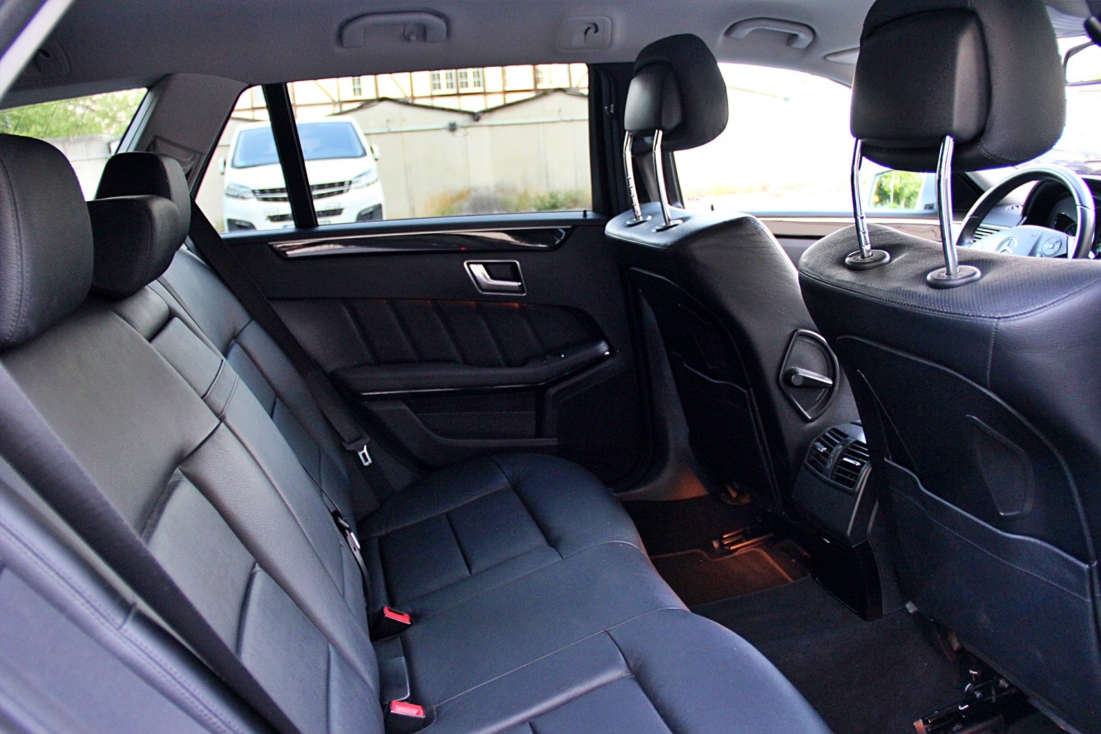 MERCEDES-BENZ E 250 CDI BlueEff. Avantgarde 4Matic 7G-Tronic-image-13