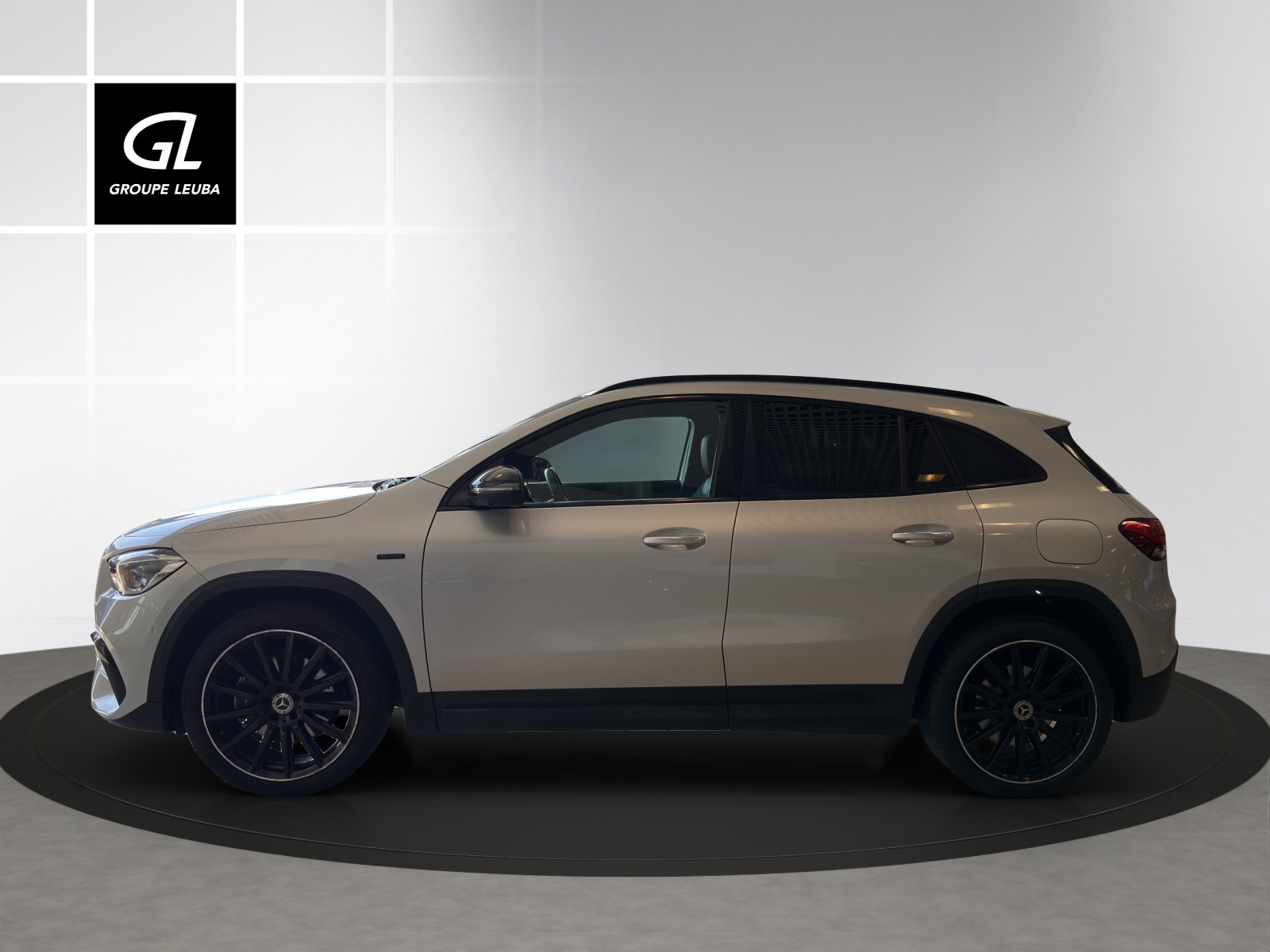 MERCEDES-BENZ GLA 250e AMG Line 8G-DCT-showroom-element-2