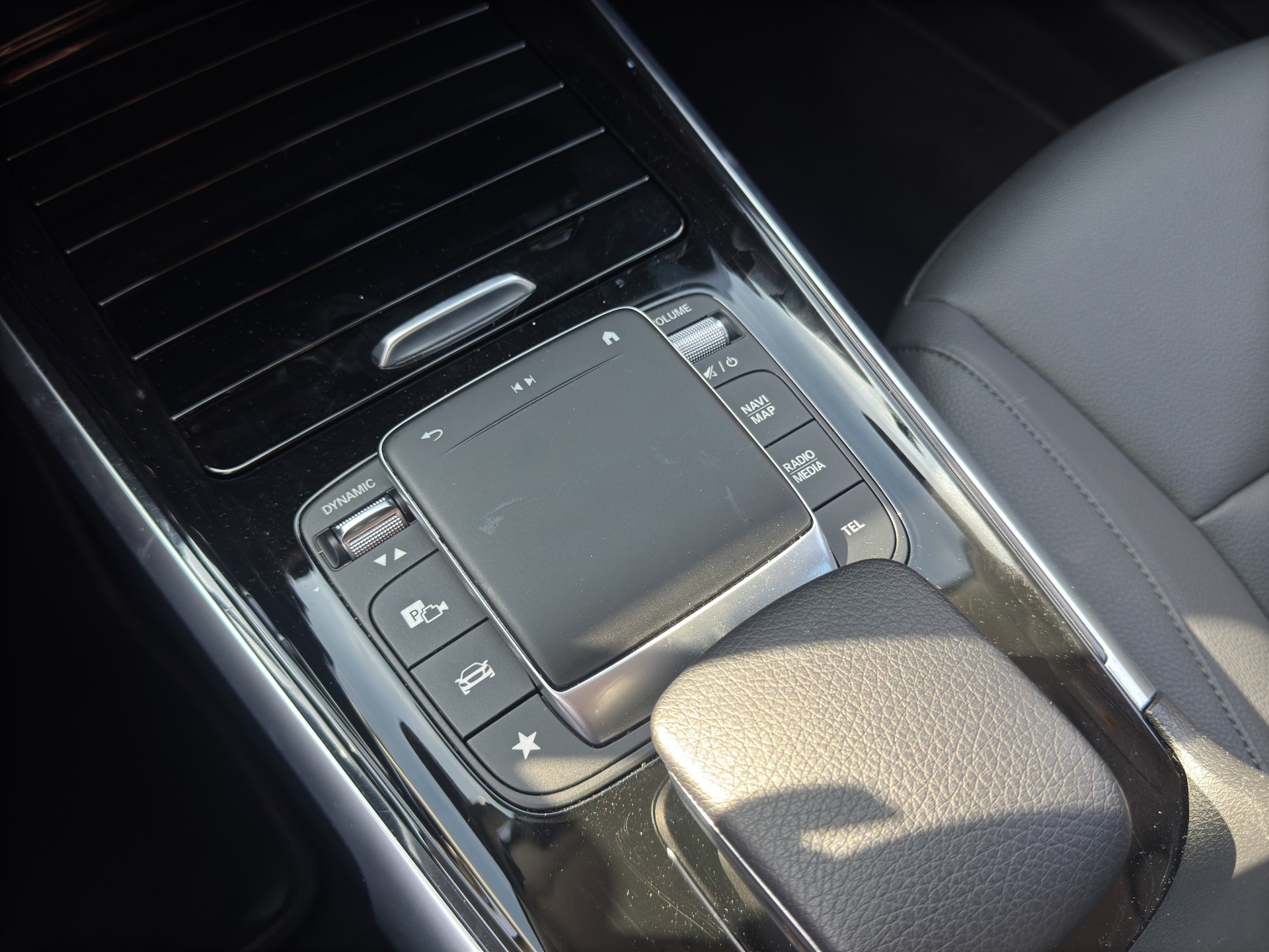 MERCEDES-BENZ GLB 200 4Matic Progressive 8G-Tronic-image-16