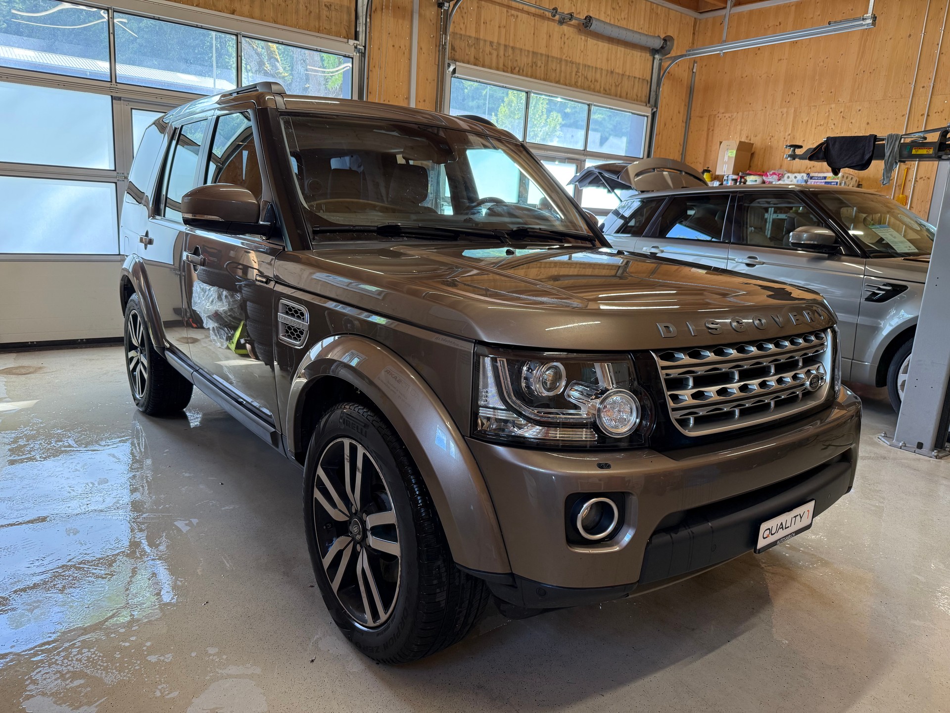 LAND ROVER Discovery 3.0 SDV6 HSE Luxury Automatic-showroom-element-2