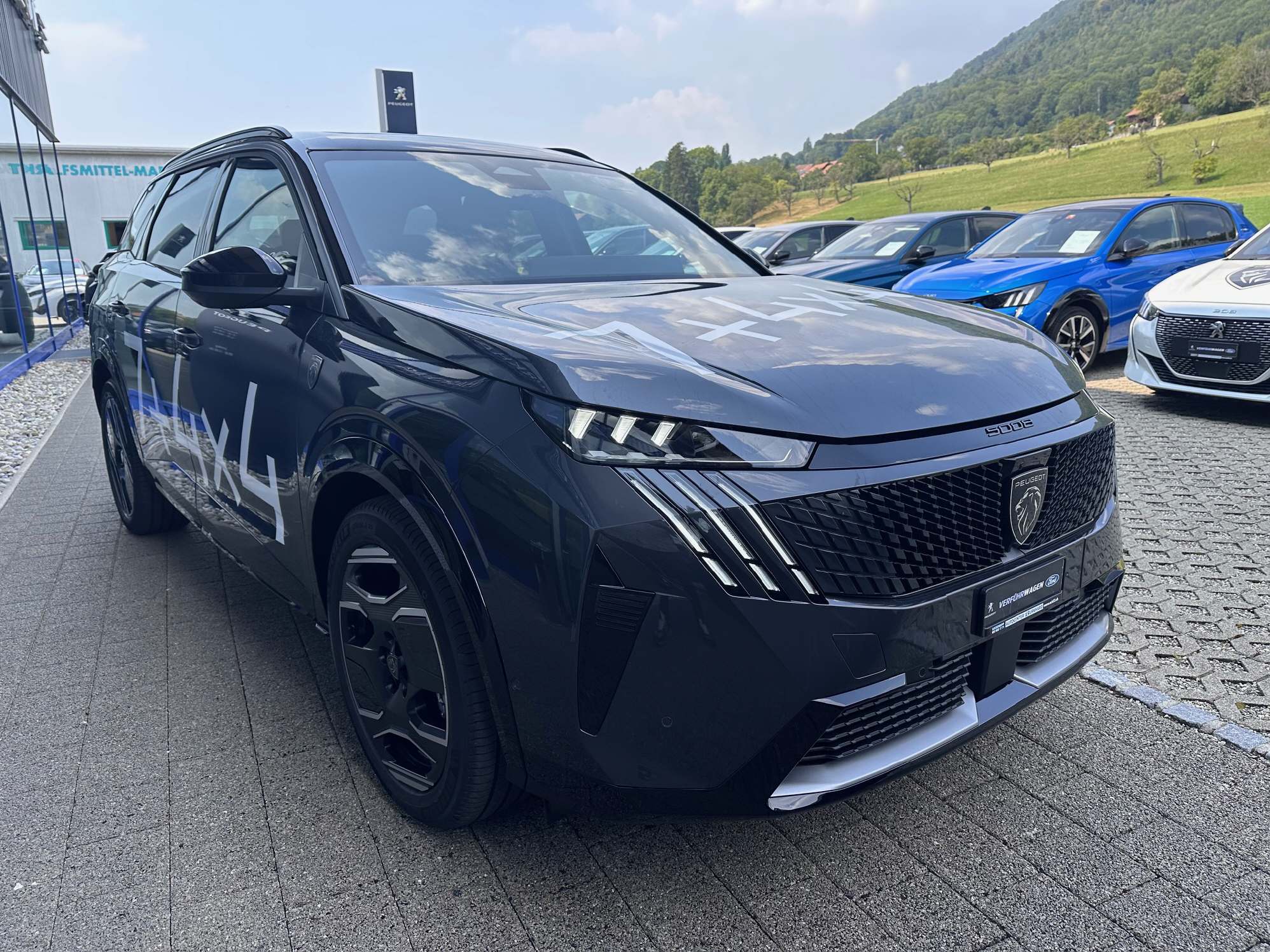 PEUGEOT 5008 e-Launch Edition (SUV / GelÃ¤ndewagen)