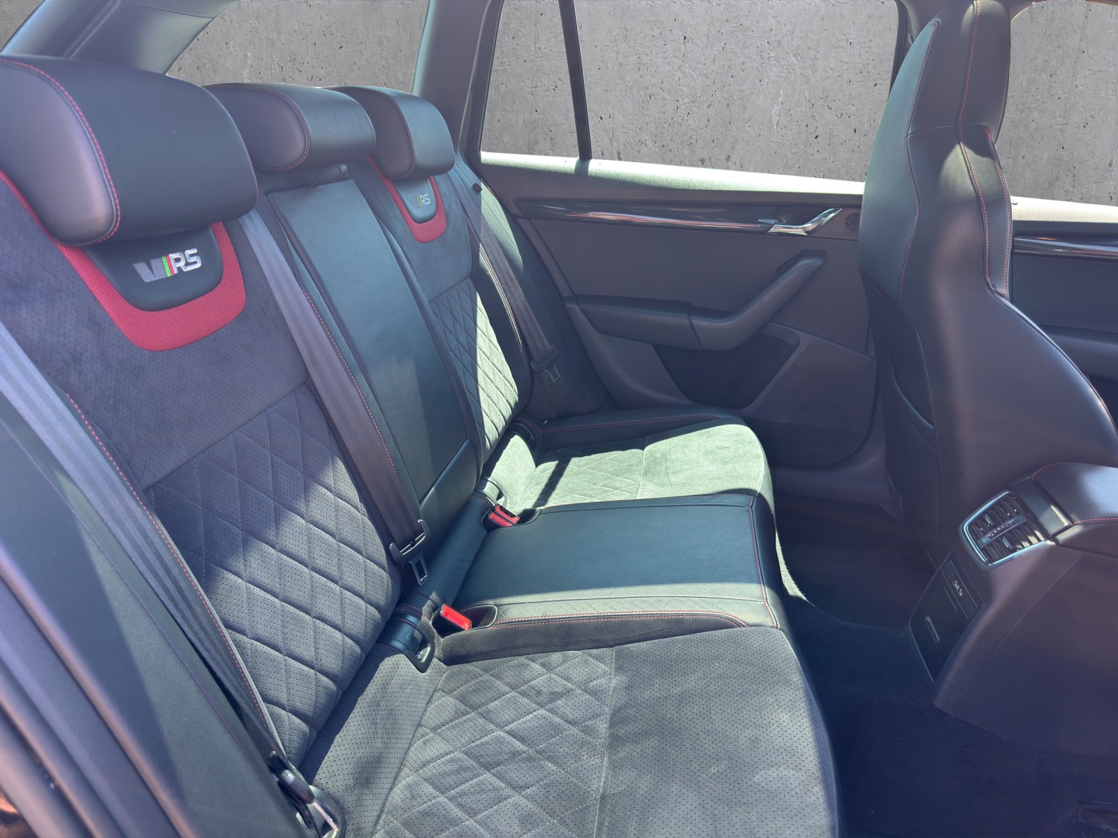 SKODA Octavia Combi 2.0 TSI RS DSG-image-11