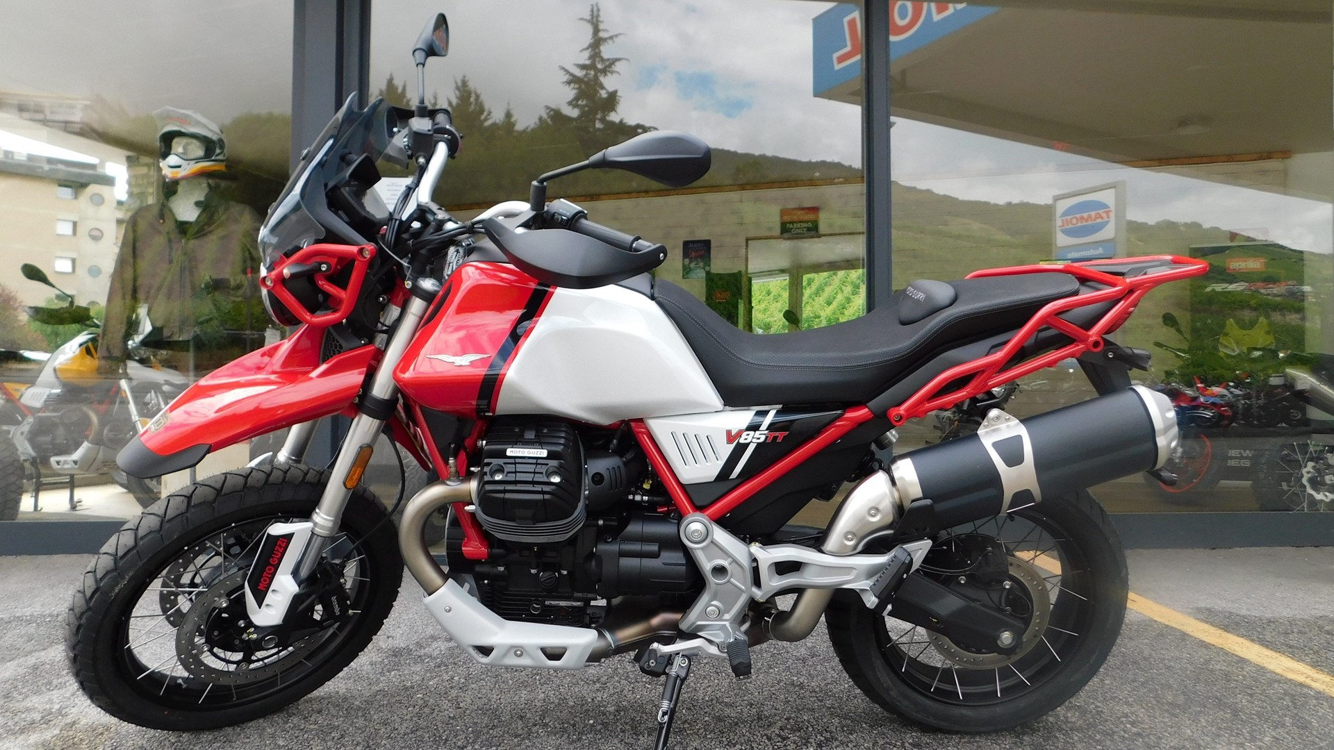 MOTO GUZZI V85 TT Premium Graphics 2-Tone-showroom-element-1