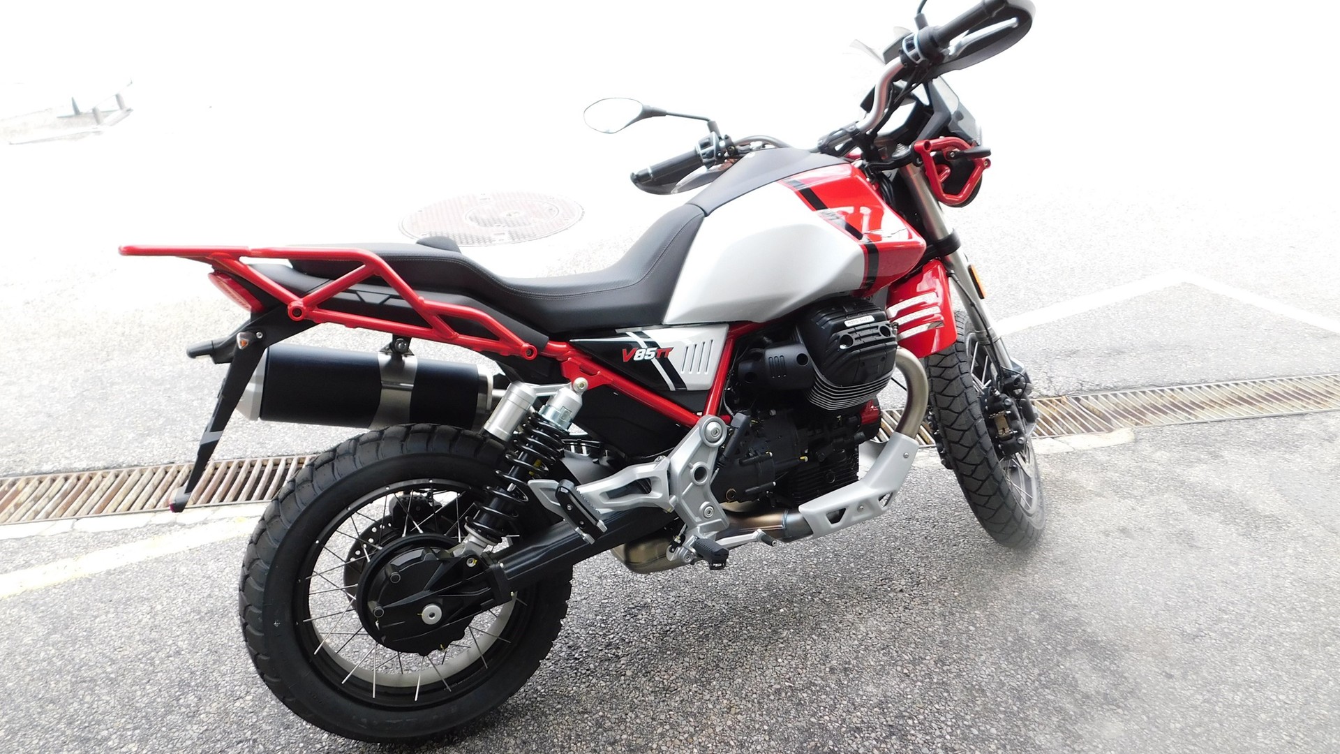 MOTO GUZZI V85 TT Premium Graphics 2-Tone-showroom-element-2