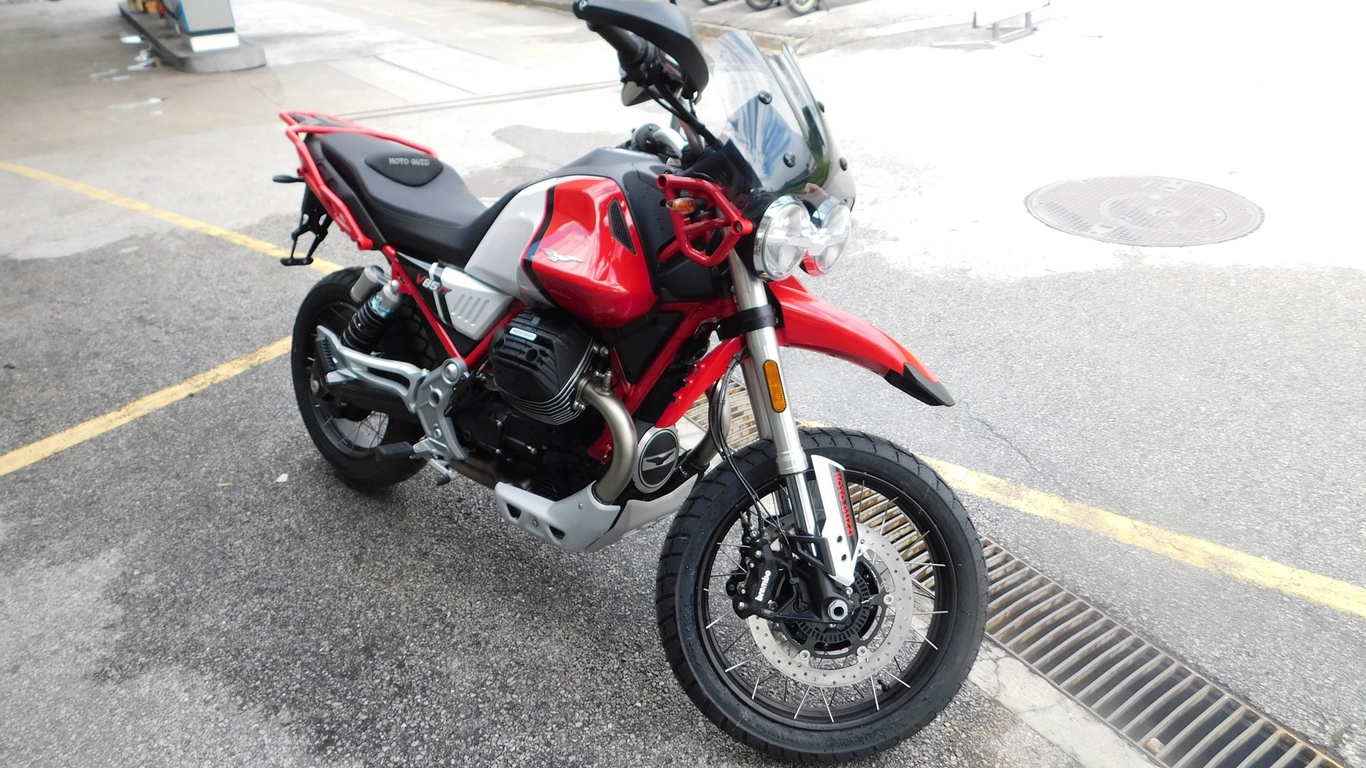 MOTO GUZZI V85 TT Premium Graphics 2-Tone-showroom-element-3
