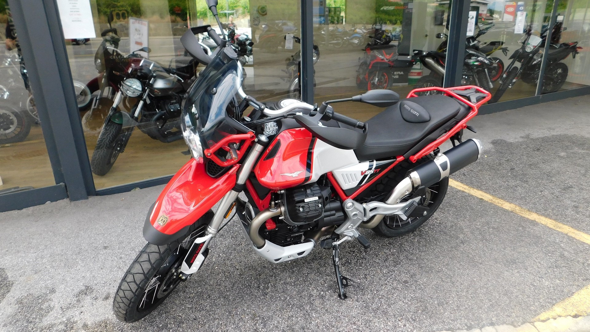 MOTO GUZZI V85 TT Premium Graphics 2-Tone