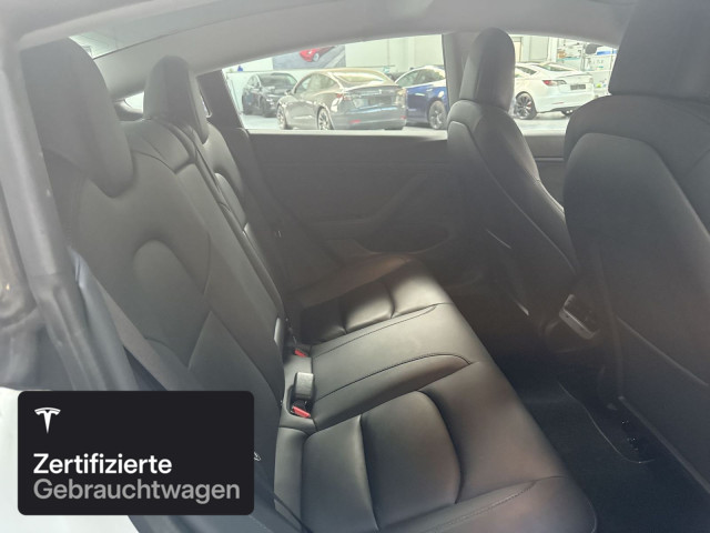 TESLA Model 3 Performance-showroom-element-3