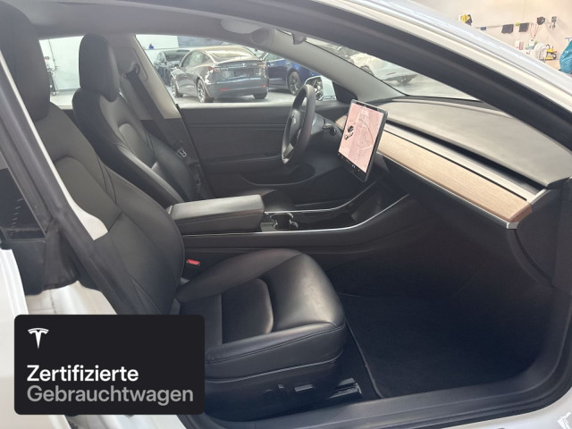 TESLA Model 3 Performance-showroom-element-2