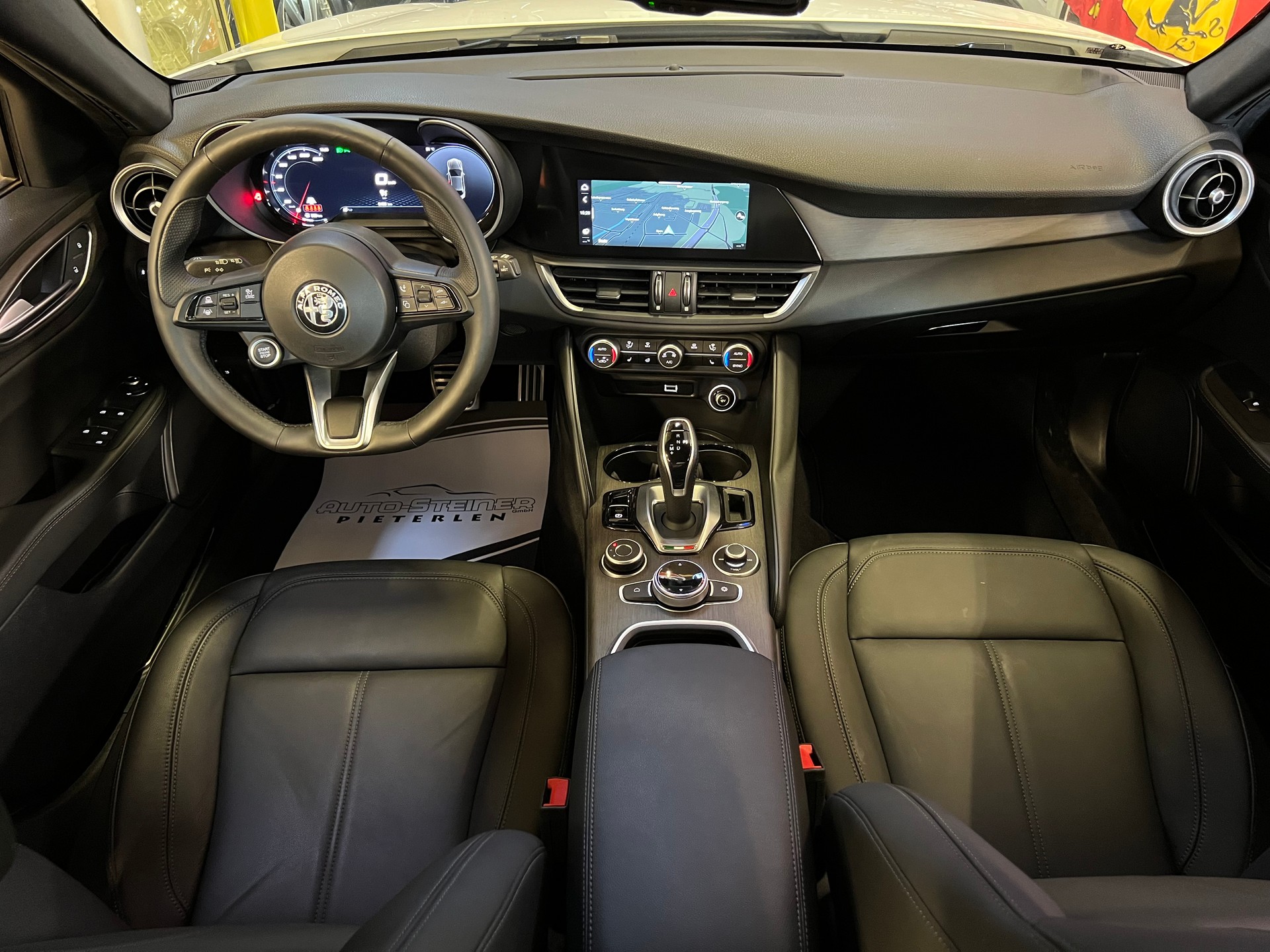 ALFA ROMEO Q4-GIULIA 2.0 Ti Edition Q4 "MIT 6`400 KM !!" CH WAGEN. TOP AUSSTATTUNG !! NETTO PREIS 42`900.--showroom-element-3