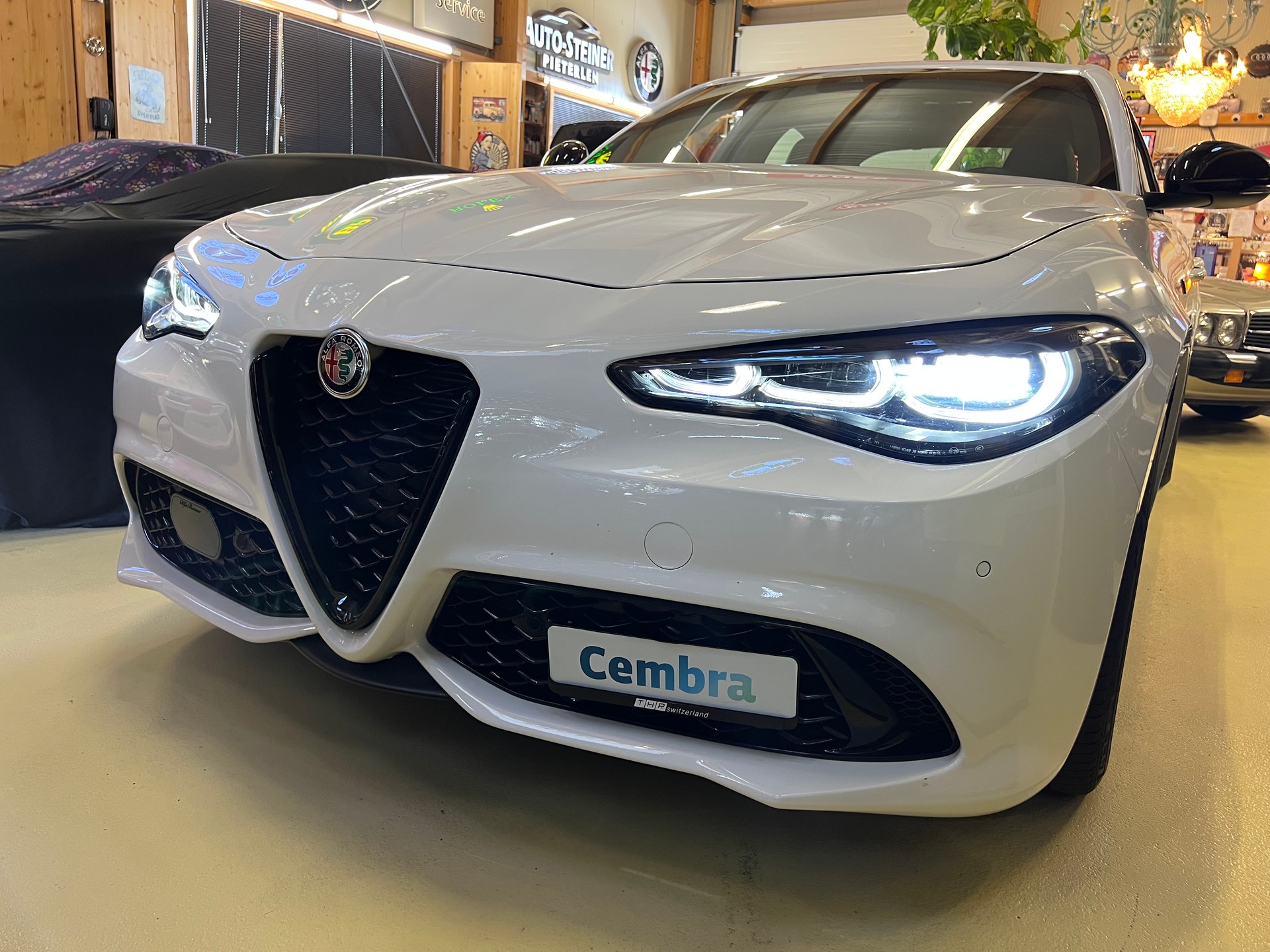 ALFA ROMEO Q4-GIULIA 2.0 Ti Edition Q4 "MIT 6`400 KM !!" CH WAGEN. TOP AUSSTATTUNG !! NETTO PREIS 42`900.--showroom-element-1