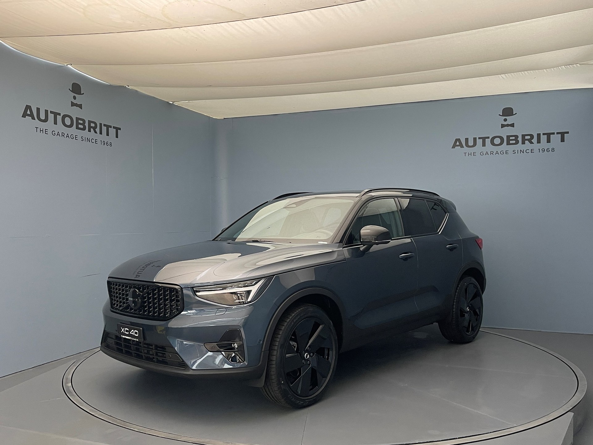 VOLVO XC40 2.0 B4 MH Black Edition-image-0