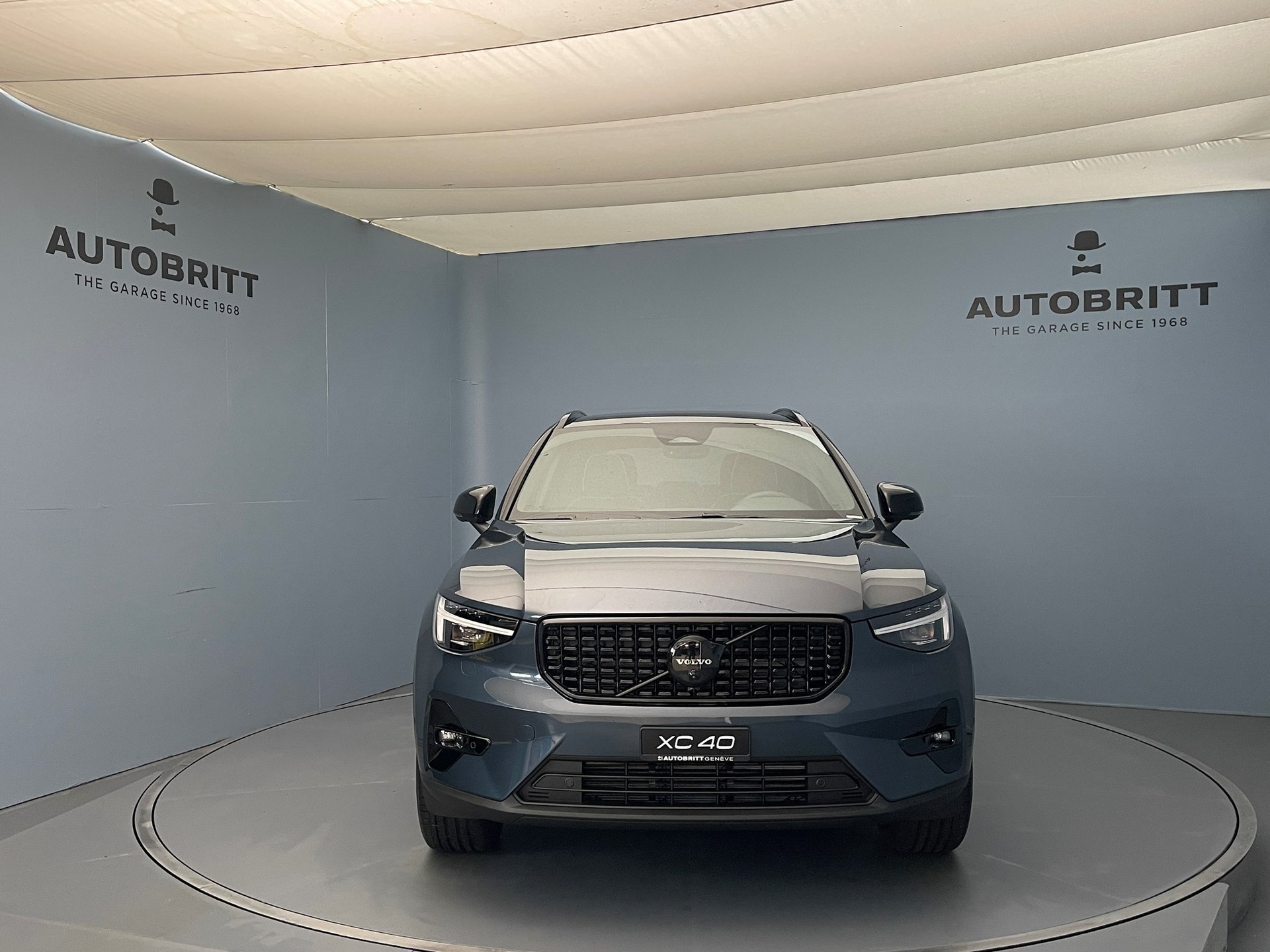 VOLVO XC40 2.0 B4 MH Black Edition-image-1