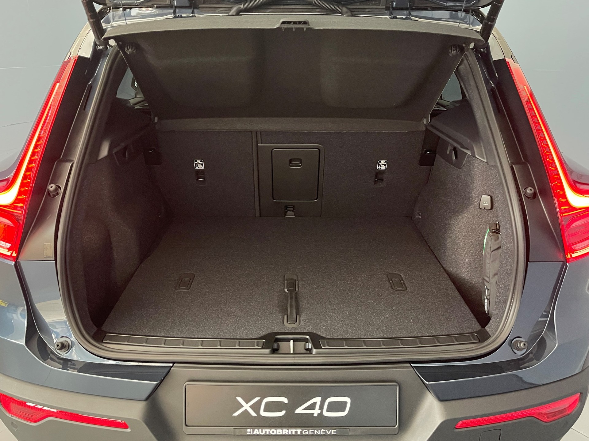 VOLVO XC40 2.0 B4 MH Black Edition-image-10