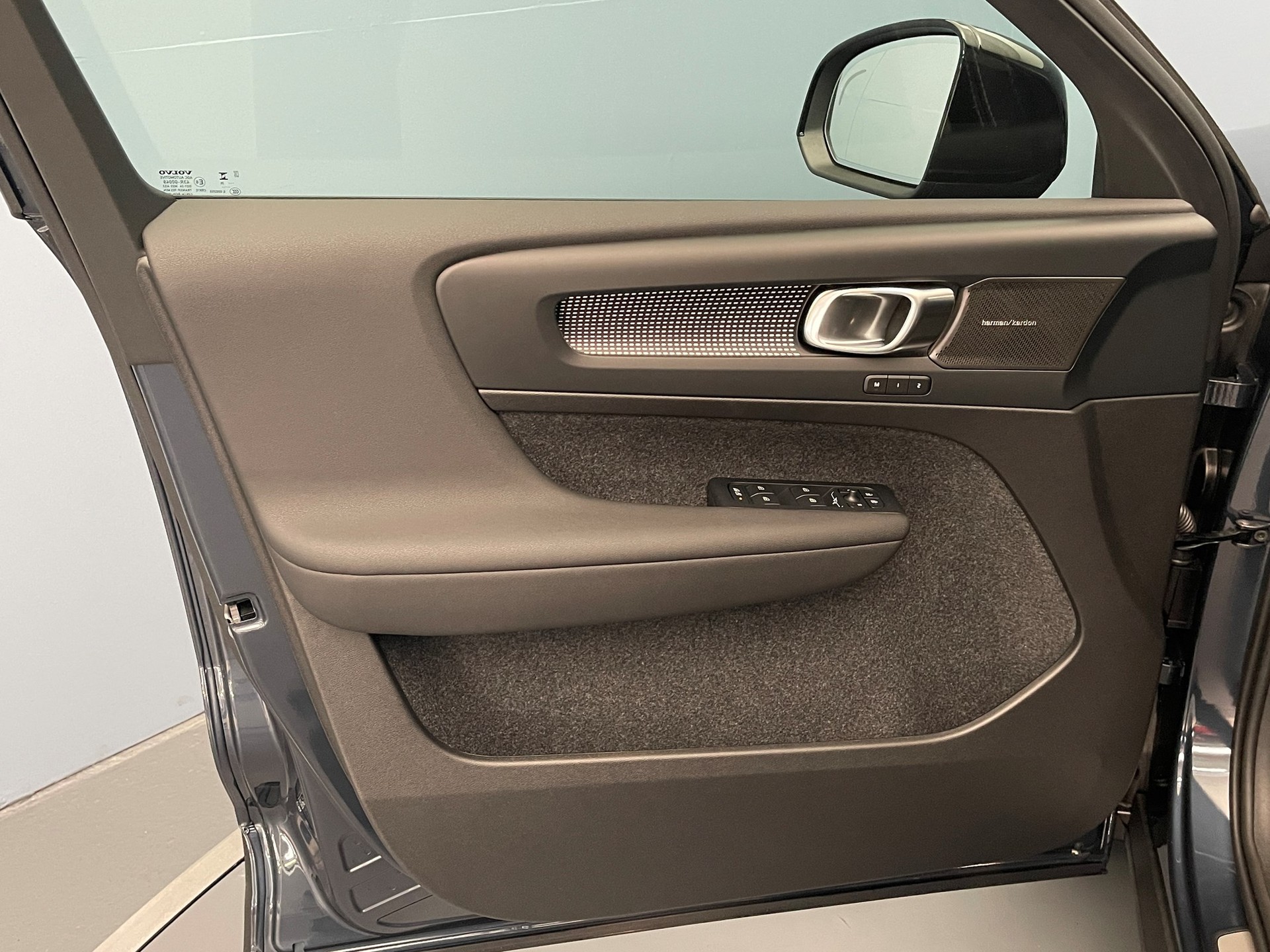 VOLVO XC40 2.0 B4 MH Black Edition-image-12