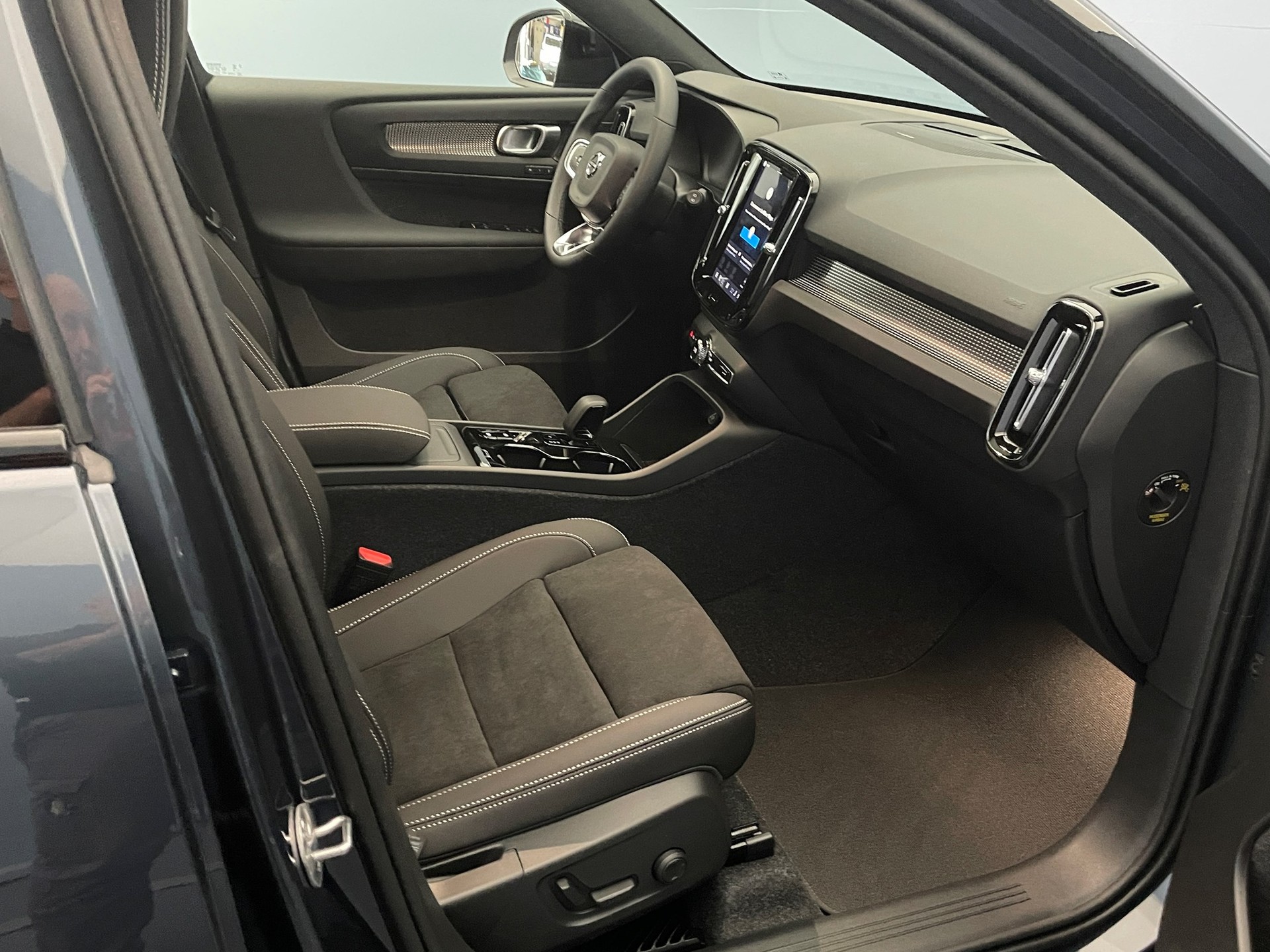 VOLVO XC40 2.0 B4 MH Black Edition-image-13