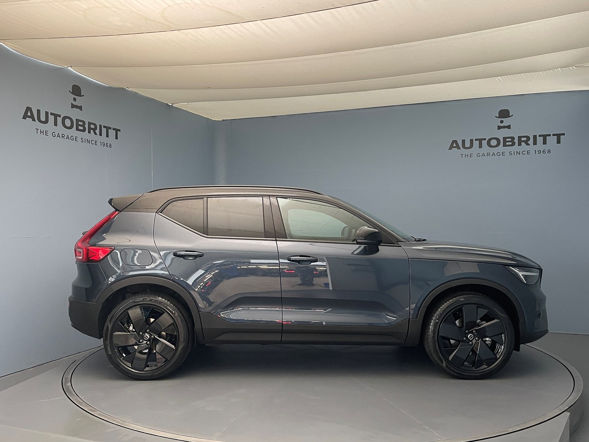 VOLVO XC40 2.0 B4 MH Black Edition-image-2