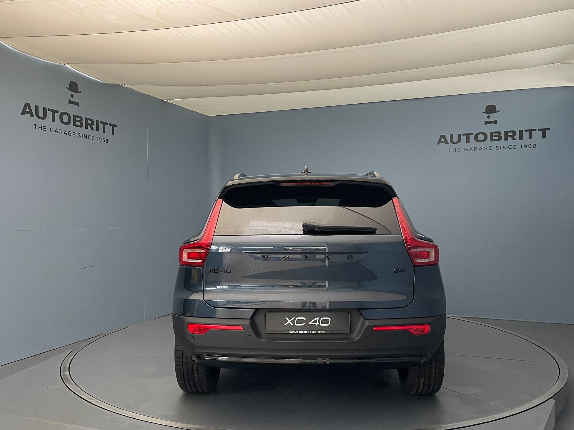 VOLVO XC40 2.0 B4 MH Black Edition-image-3