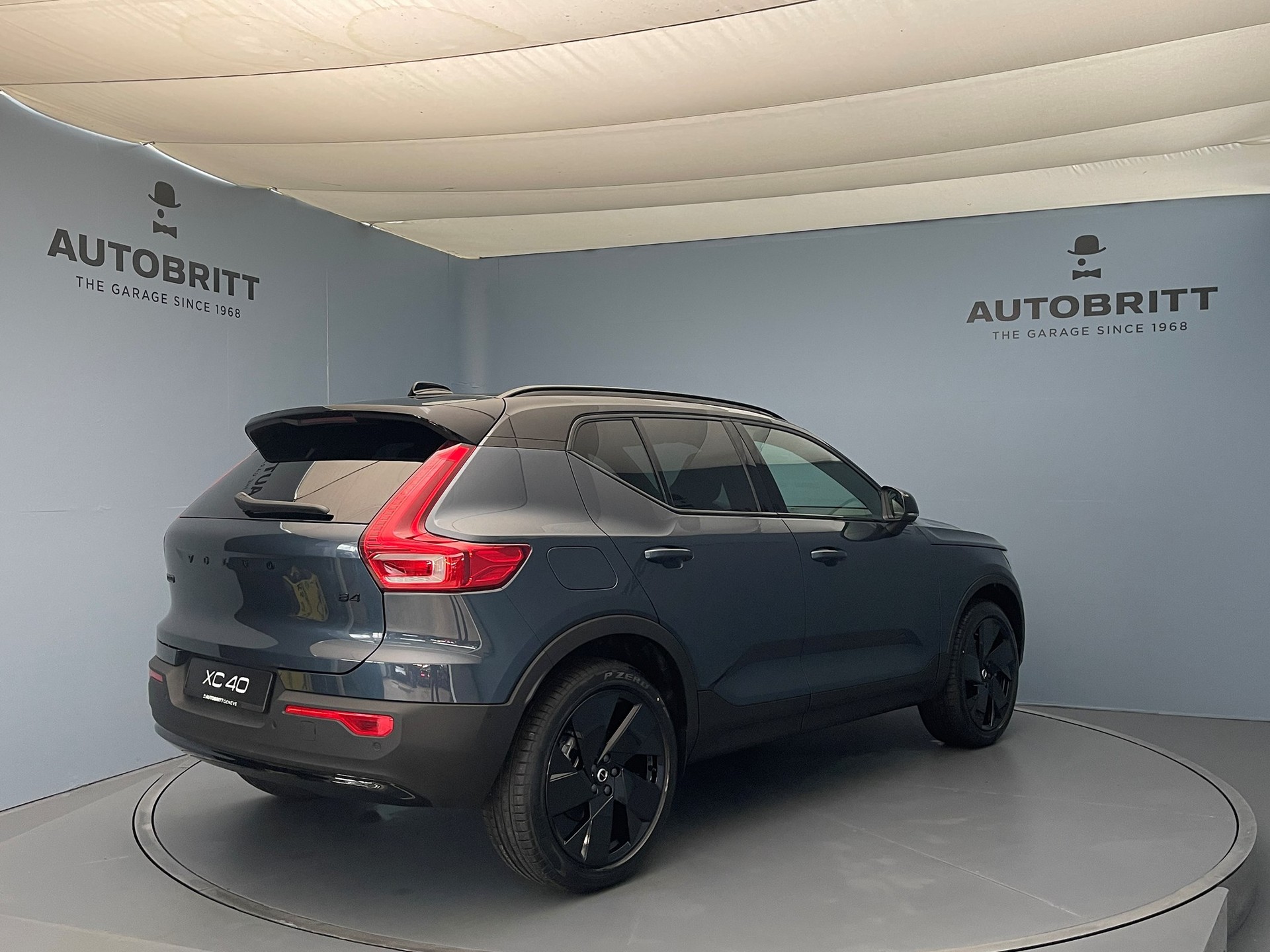 VOLVO XC40 2.0 B4 MH Black Edition-image-4