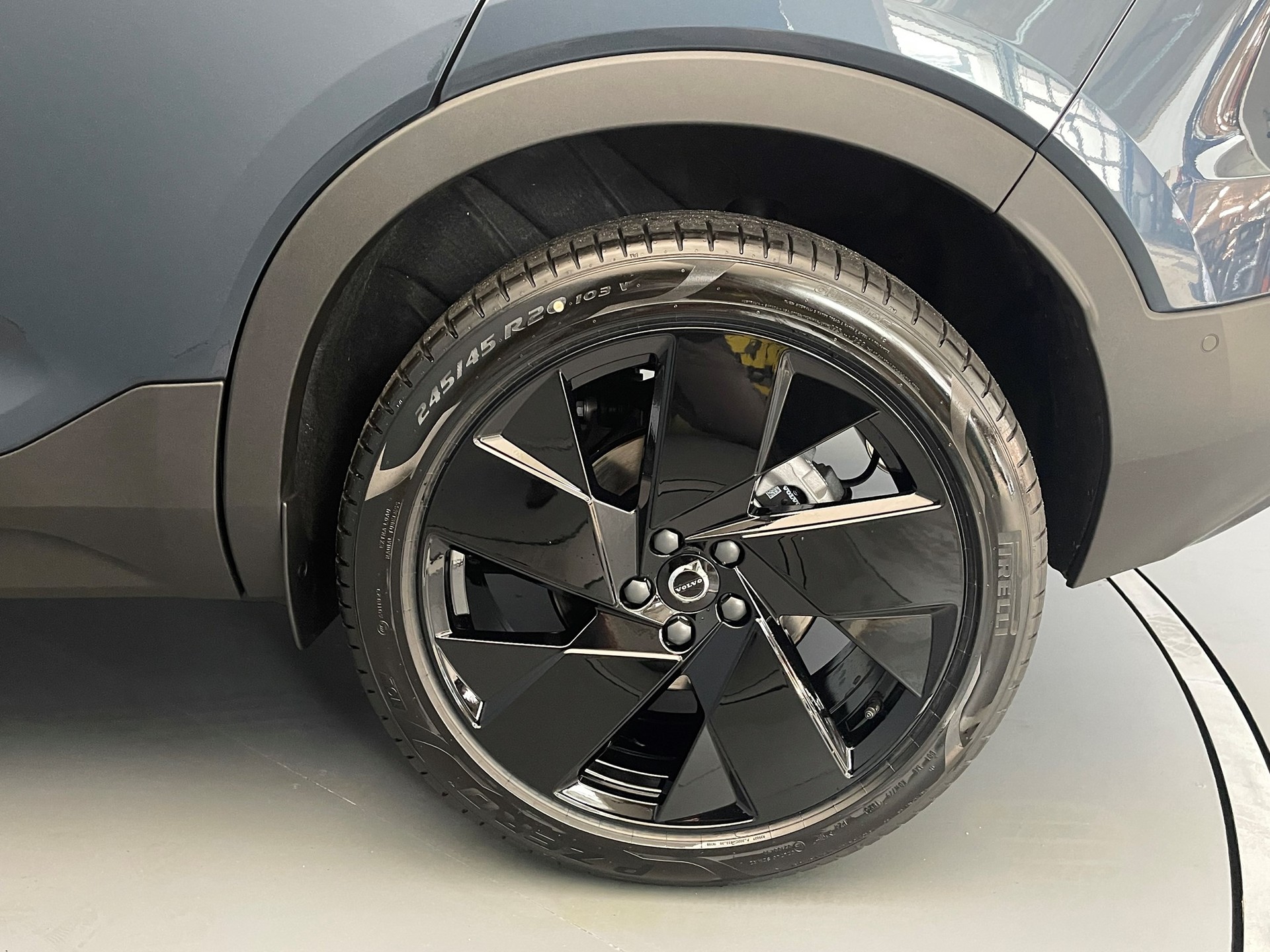 VOLVO XC40 2.0 B4 MH Black Edition-image-5