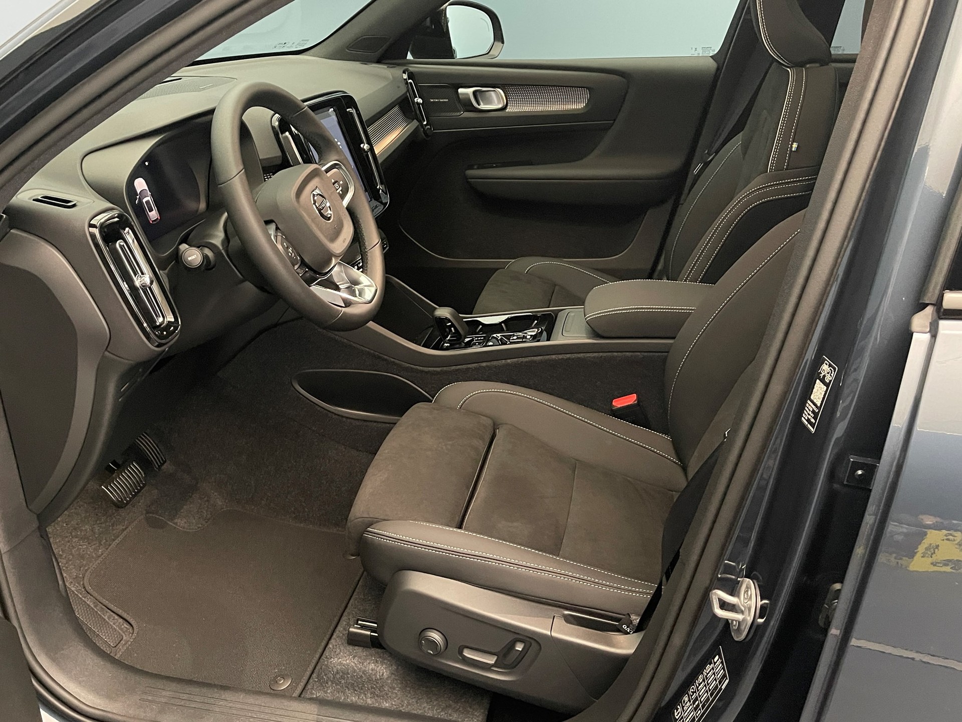 VOLVO XC40 2.0 B4 MH Black Edition-image-8