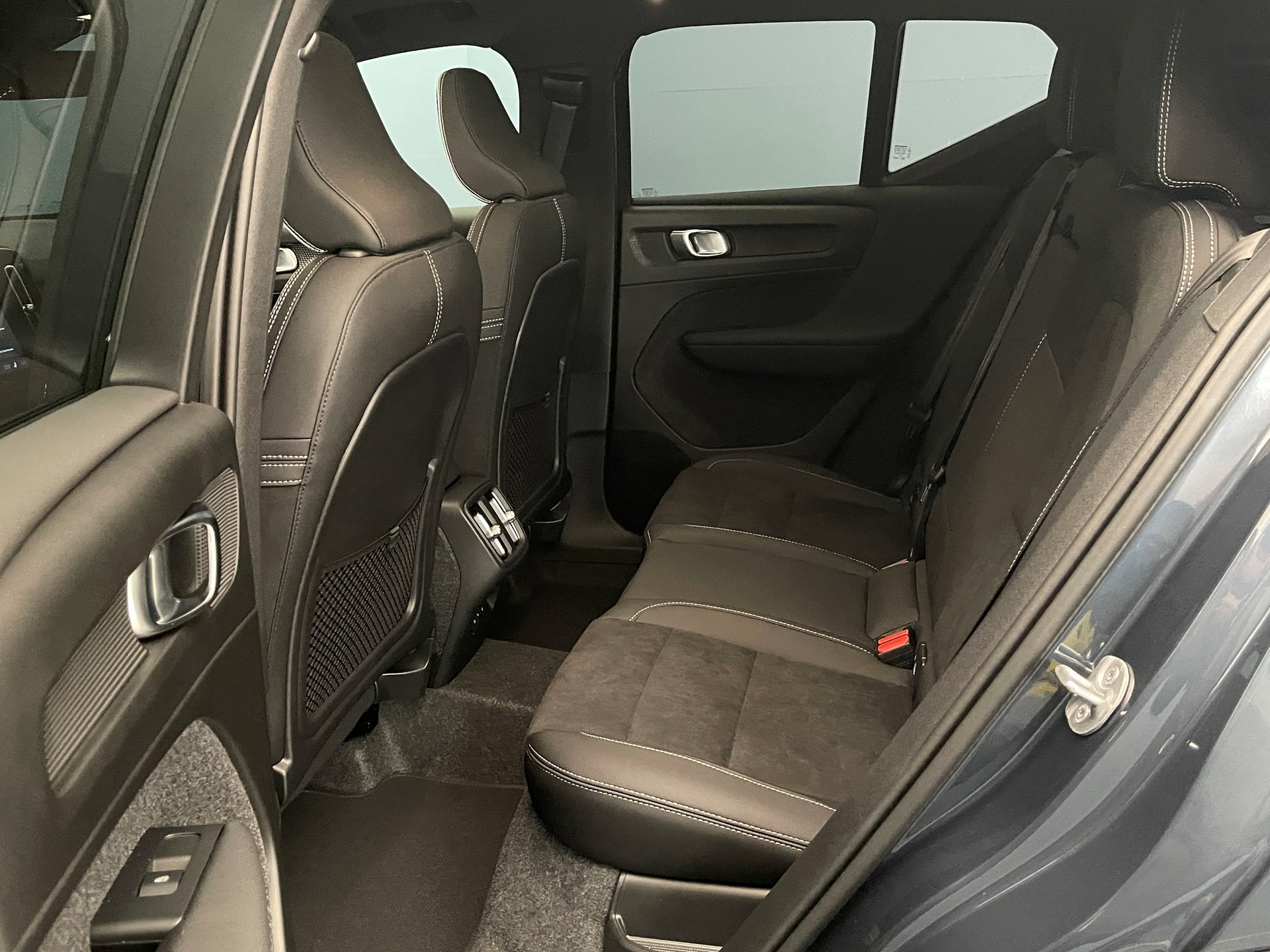 VOLVO XC40 2.0 B4 MH Black Edition-image-9
