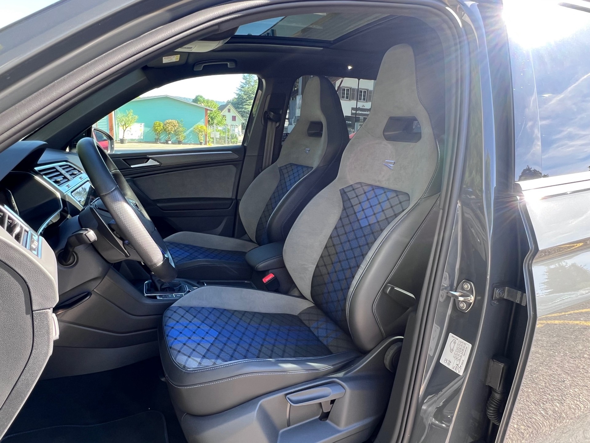 VW Tiguan 2.0TSI R 4Motion DSG-showroom-element-3