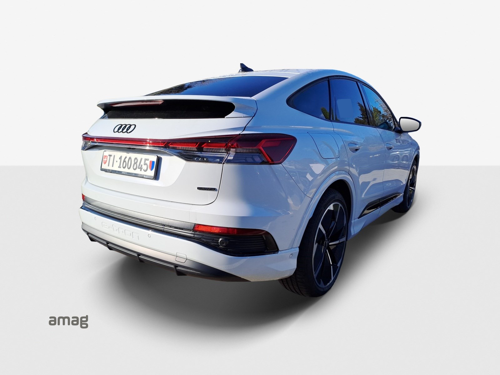 AUDI Q4 e-tron 50 quattro-showroom-element-3