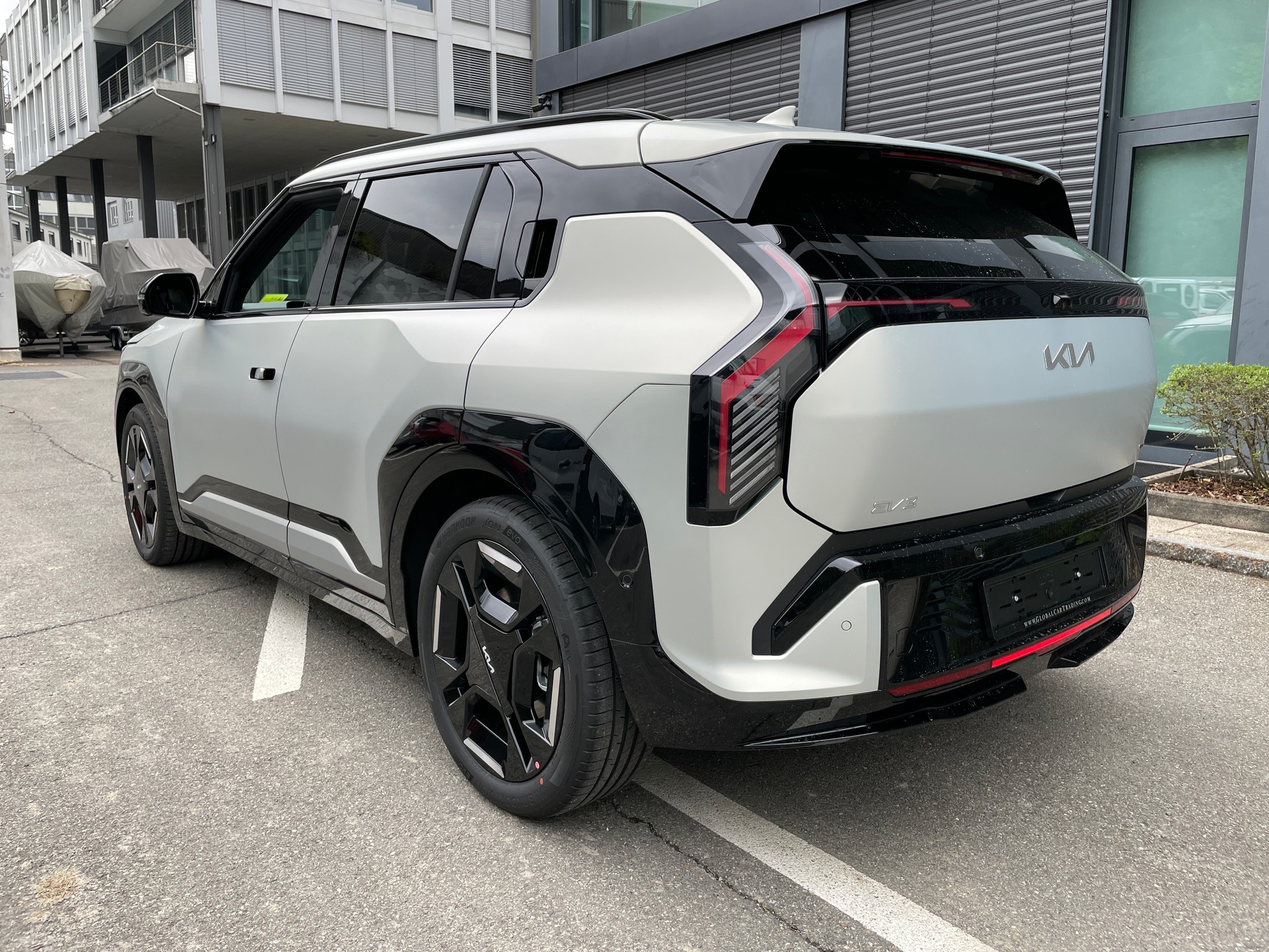 KIA EV3 81,4 kWh GT-Line Pack in Ivory Silver MATT mit Panoramadach-showroom-element-2